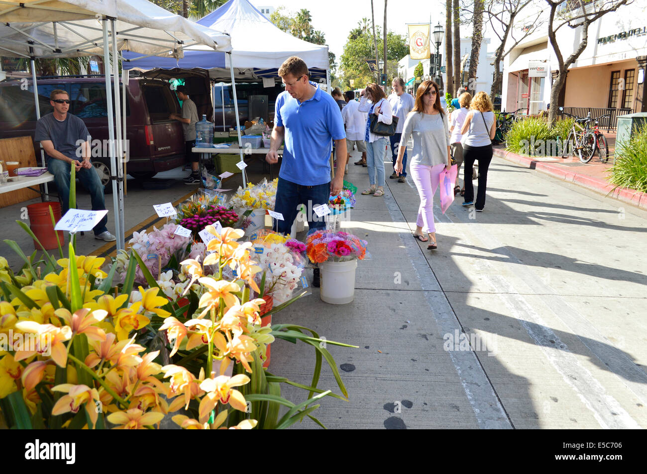 Der wöchentliche Bauernmarkt am State Street, Santa Barbara in Kalifornien Stockfoto