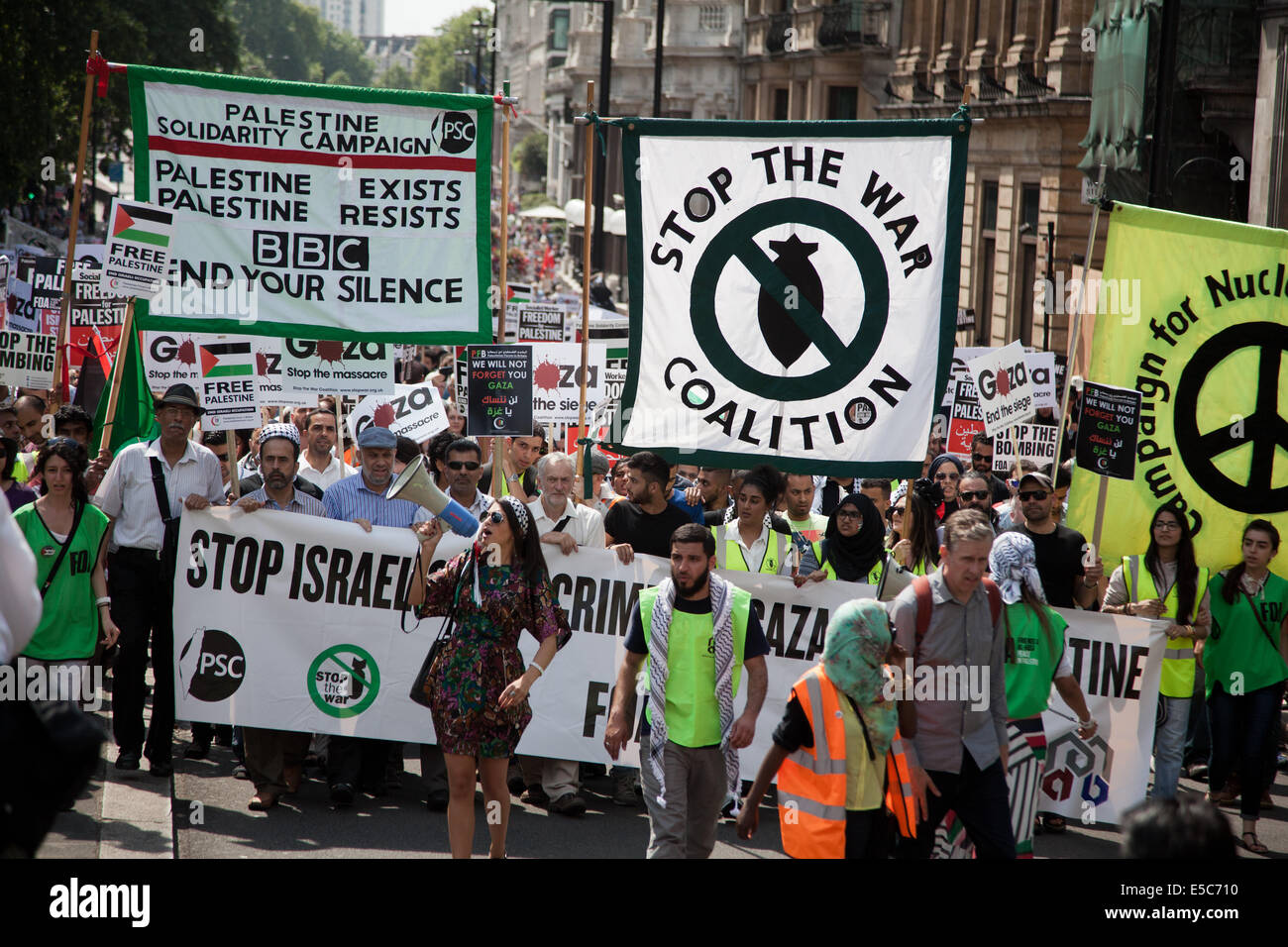 London, UK. 26. Juli 2014. Zehntausende von Demonstranten marschierten im Zentrum von London, ihre Empörung gegen den israelischen Angriff auf Gaza zu zeigen. Bildnachweis: Kristian Buus/Alamy Live-Nachrichten Stockfoto