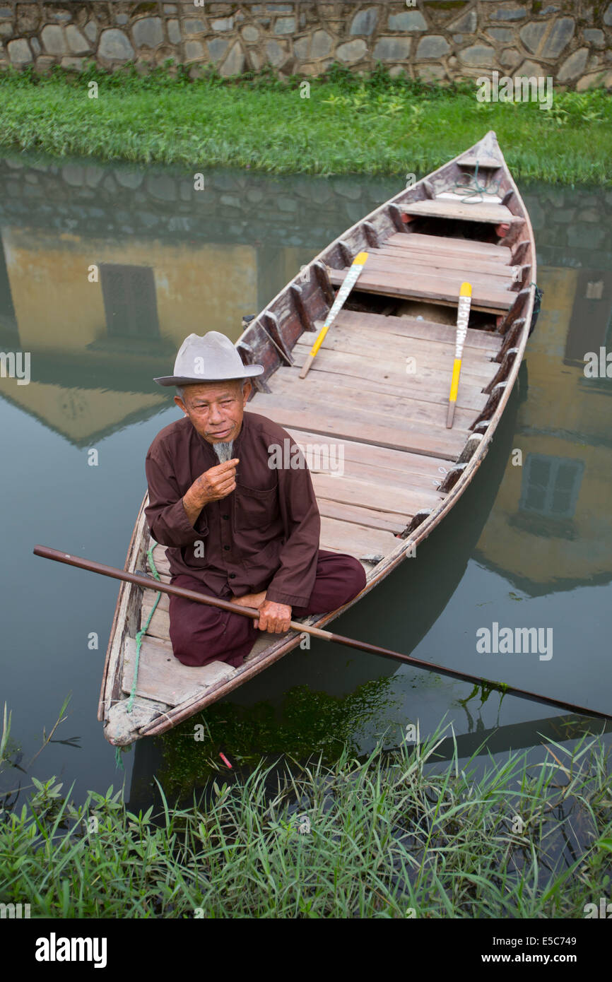 Vietnamesische Mann mit langem Bart im Ruderboot in HoiAn Kanal Stockfoto