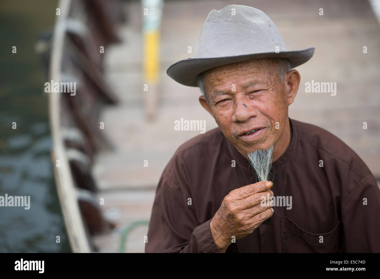 Vietnamesische Mann mit langem Bart im Ruderboot in HoiAn Kanal Stockfoto