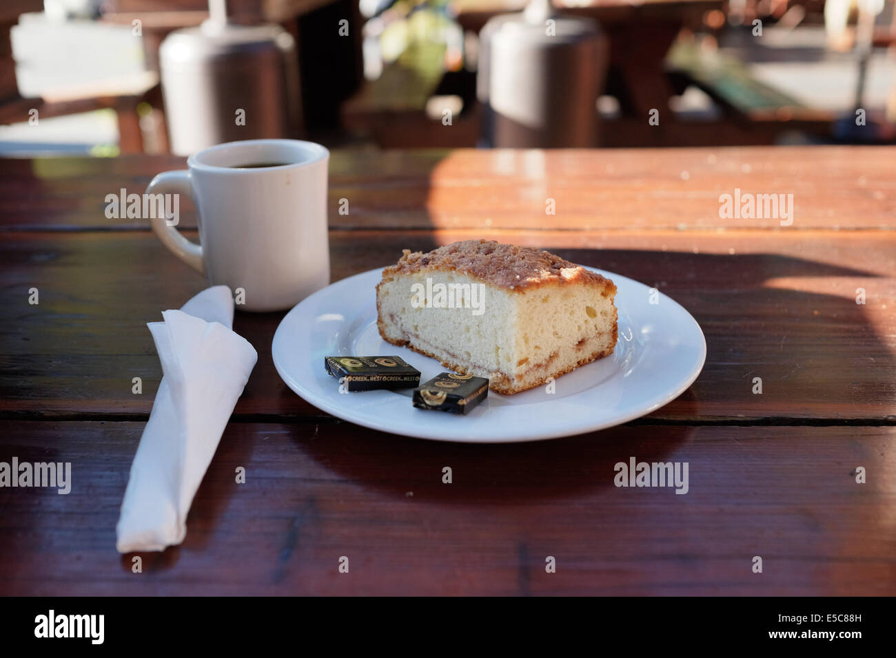 Berühmten Kaffeekuchen und Kaffee in Alices Restaurant, historische Motorradfahrer Treffpunkt in Woodside, Kalifornien. Stockfoto