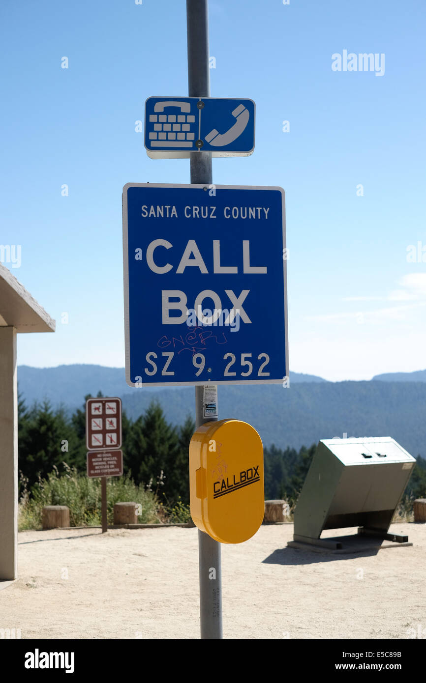 Emergency Call Box auf einem Wanderweg in Nordkalifornien. Stockfoto