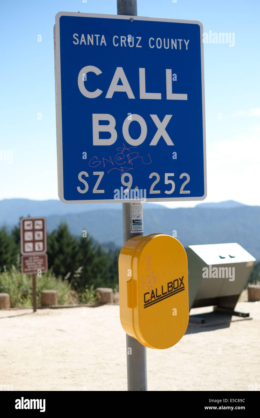 Emergency Call Box auf einem Wanderweg in Nordkalifornien. Stockfoto