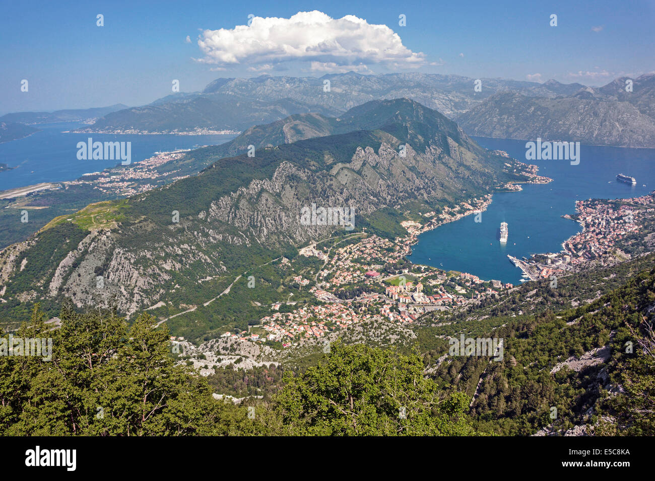 Luftbild & Aussicht Blick auf die Stadt & Bucht von Kotor Kreuzfahrtschiffe Regal Princess & Celebrity Silhouette vor der Küste Montenegro Adria vertäut Stockfoto