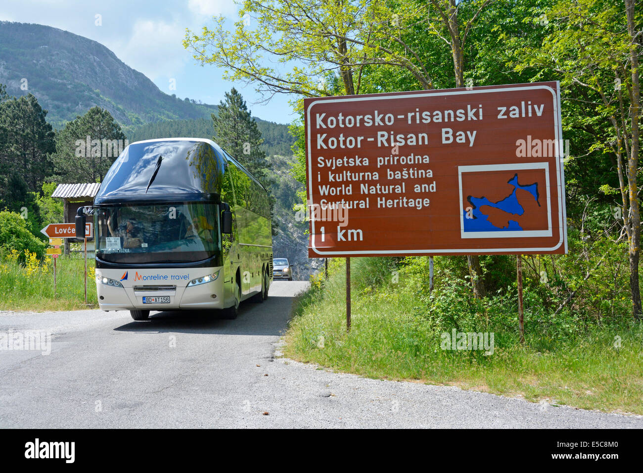 Bootstour Bustour vom Hafen Kotor Ausflug in den Nationalpark Lovćen auf der schmalen Bergstraße vorbei am braunen Touristenschild Montenegro Stockfoto