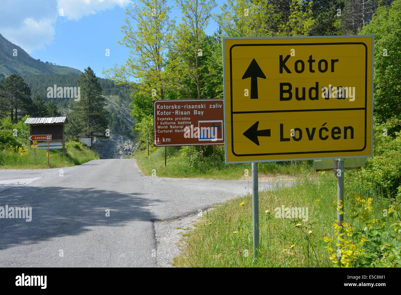 Kreuzung mit Wegbeschreibungen und Braun touristische Hinweisschilder Lovćen Nationalpark Kotor Montenegro Stockfoto