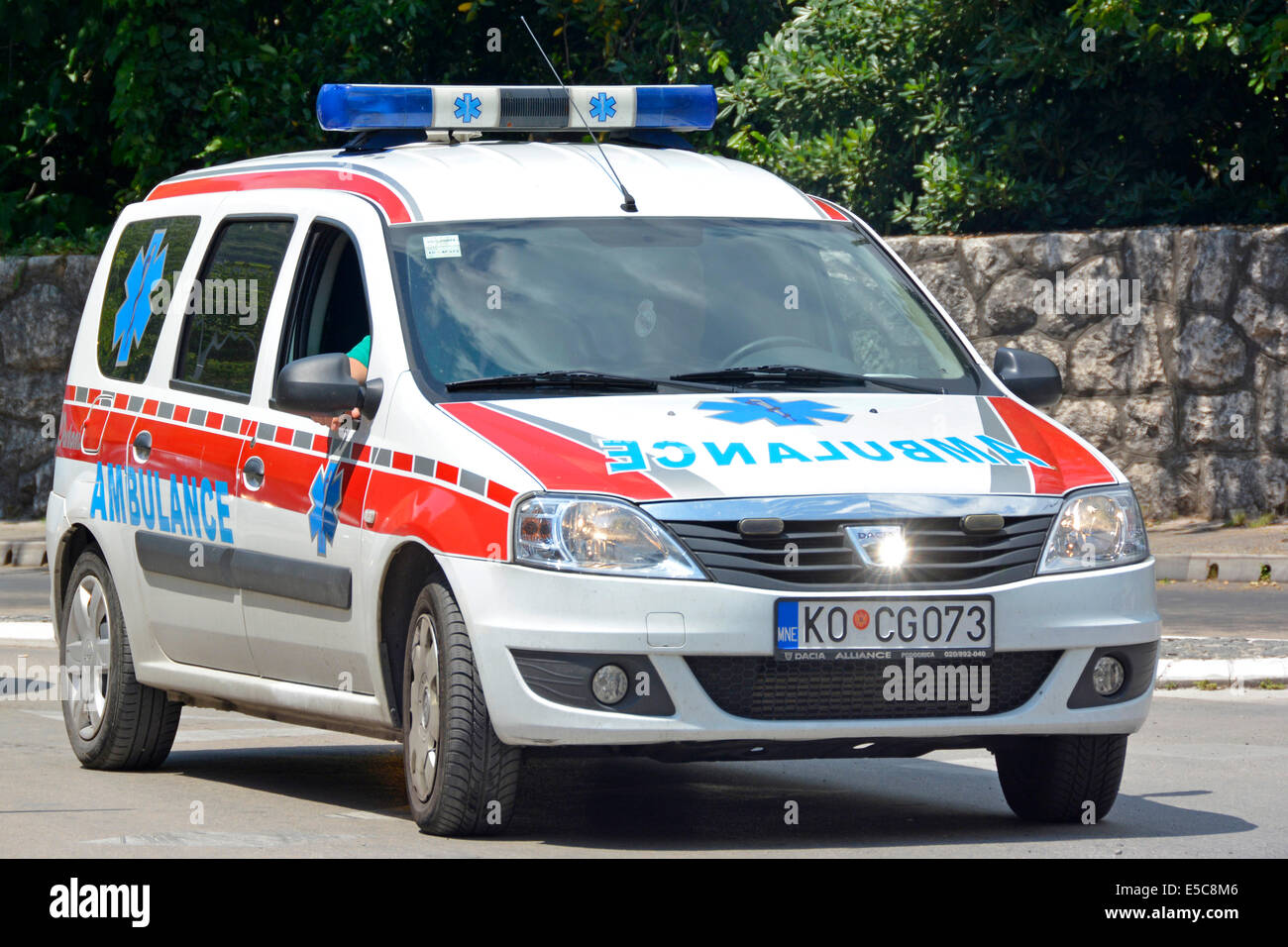 Rettungswagen in Kotor Stadt Montenegro Fahrzeug in der Dacia von der rumänischen Autohersteller jetzt eine Tochtergesellschaft von Renault auf der Grundlage Stockfoto