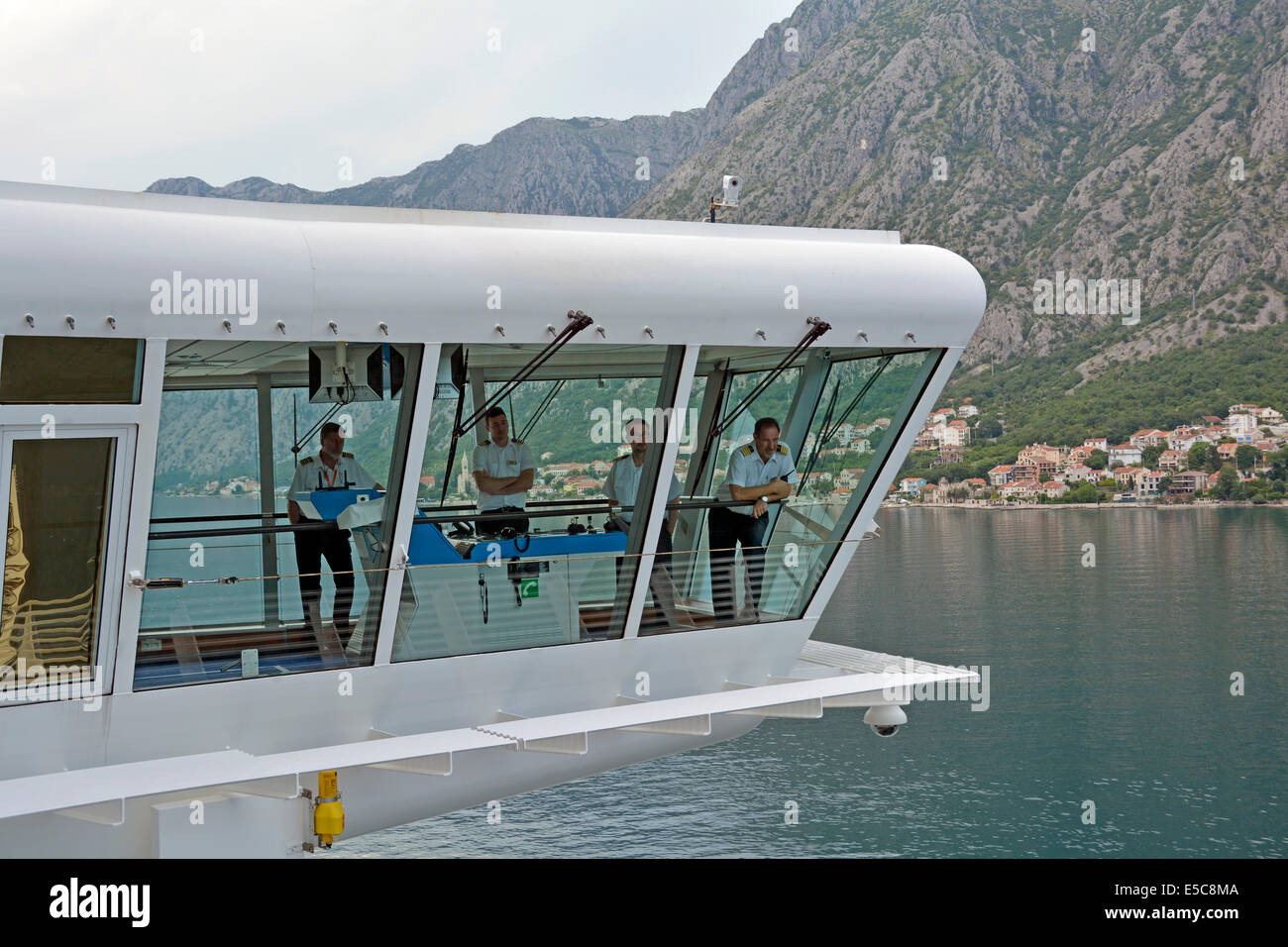 Kreuzfahrt Schiff der Kapitän und die Offiziere auf der Brücke warten auf Abstand aus dem Hafen von Kotor Montenegro Adria Segeln Stockfoto