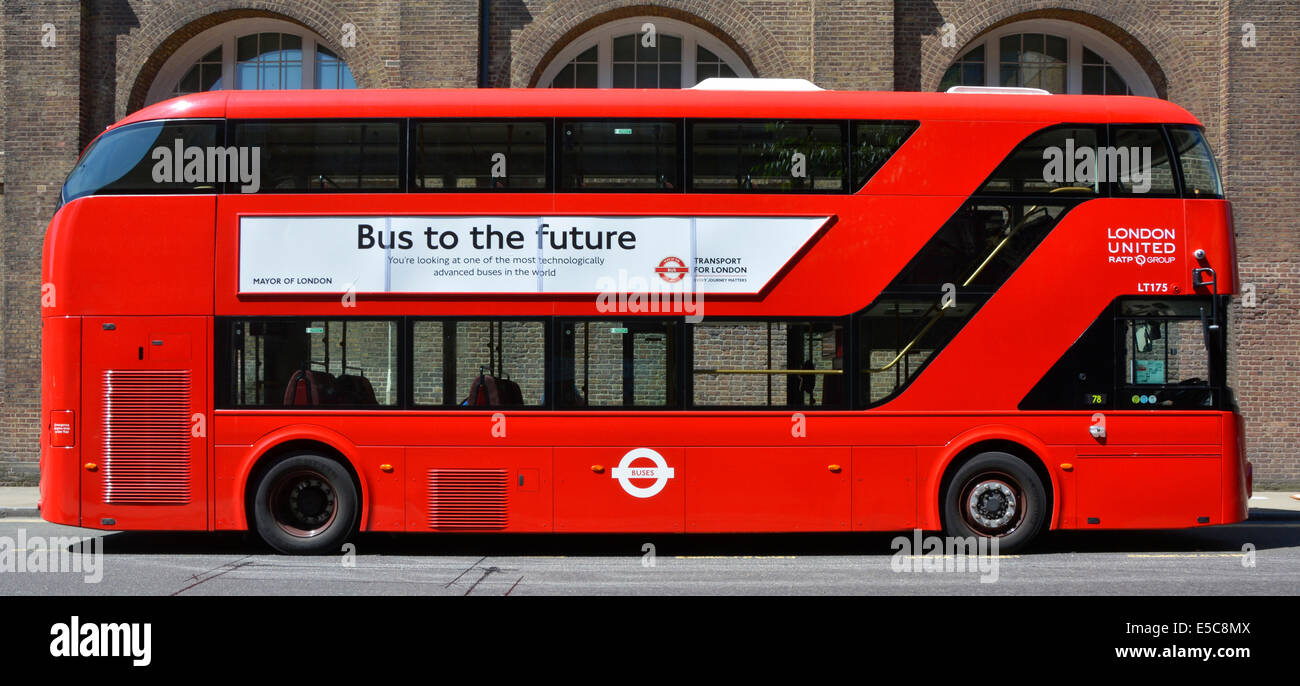 Mayor of London Werbeplakat auf der Seite des neuen roten Boris routemaster Bus verkündet seine technologischen Tugenden England UK Stockfoto