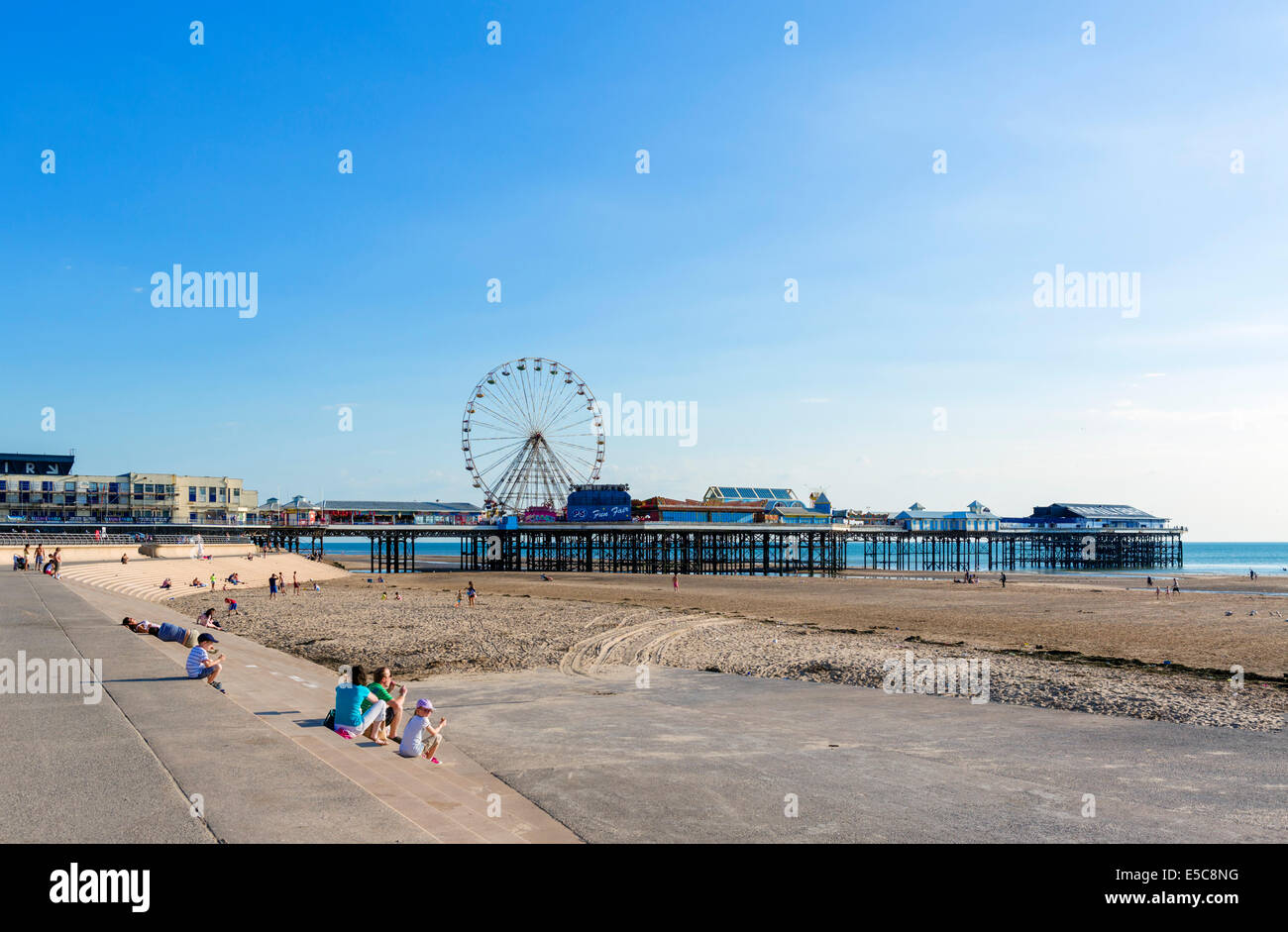 Strand und Central Pier am späten Nachmittag, The Golden Mile, Blackpool, Lancashire, UK Stockfoto