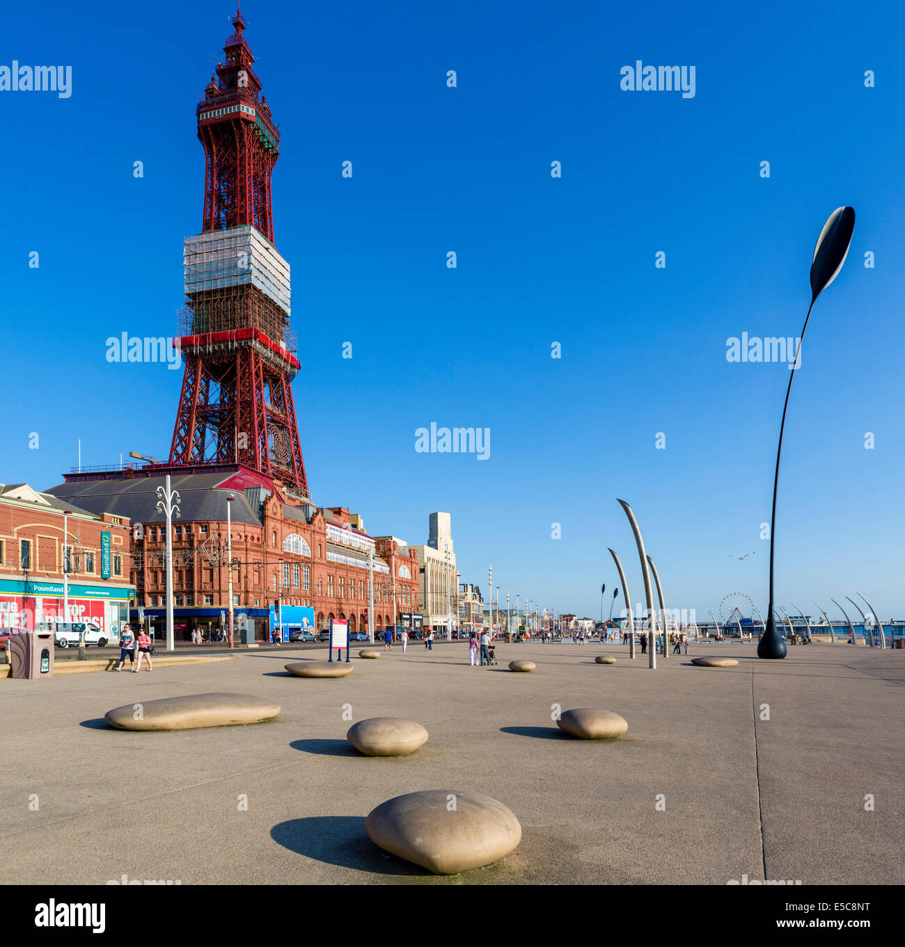 Die Strandpromenade außerhalb der Blackpool Tower, The Golden Mile, Blackpool, Lancashire, UK Stockfoto