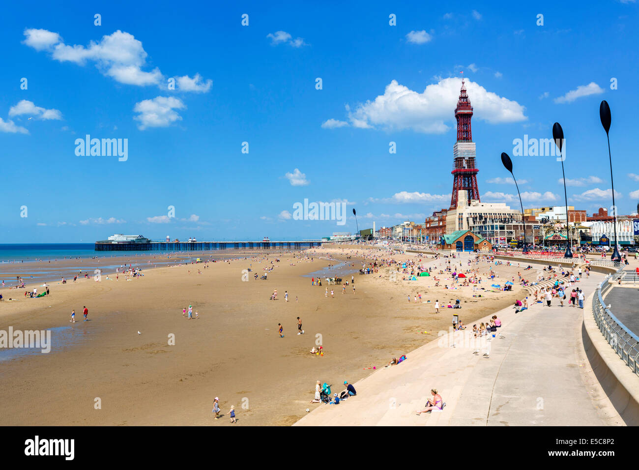 Blick vom Central Pier in Richtung North Pier und Blackpool Tower, der goldenen Meile, Blackpool, Lancashire, UK Stockfoto