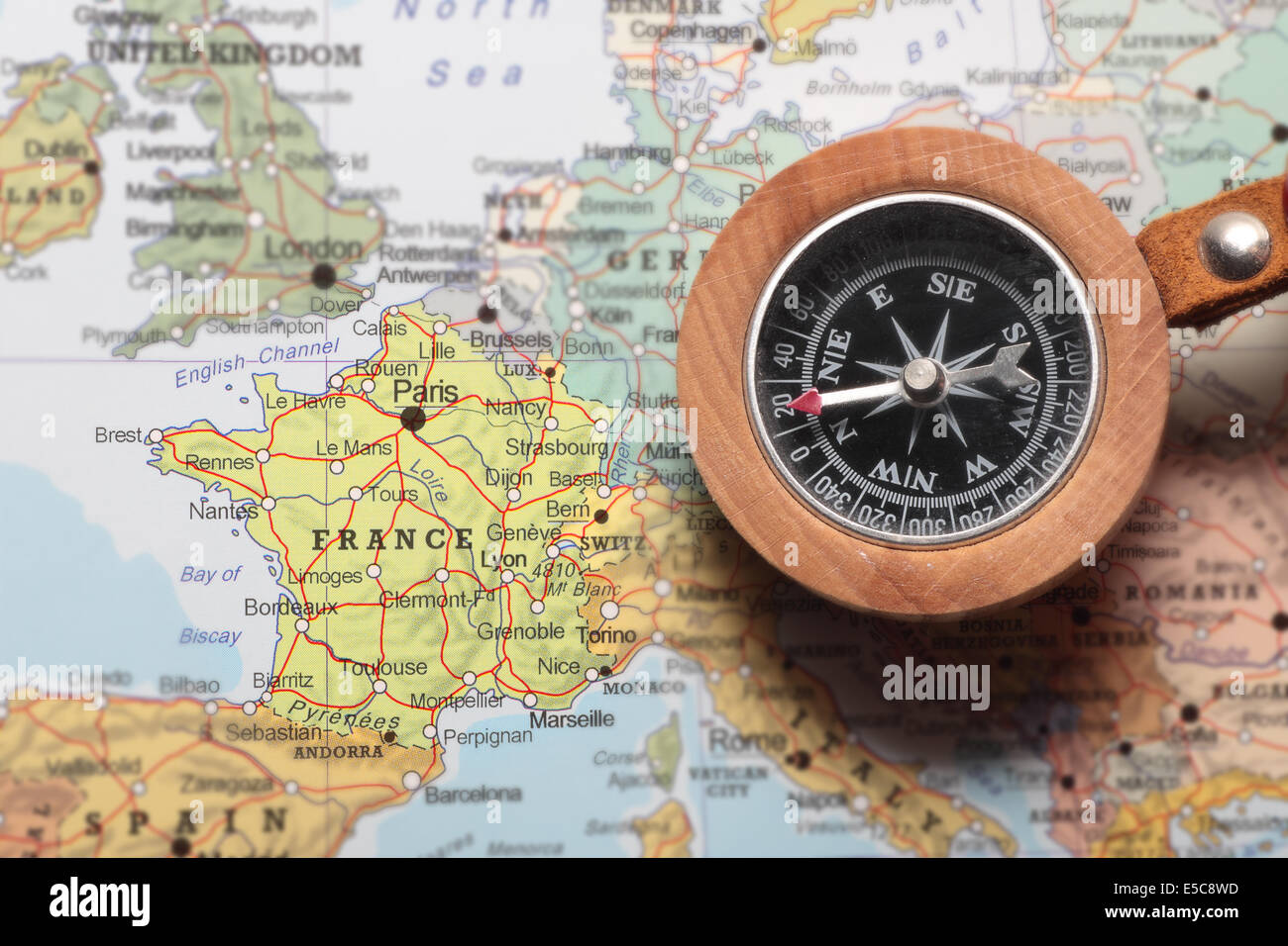 Kompass auf einer Karte zeigt auf Frankreich und planen eine Reise Wert Stockfoto