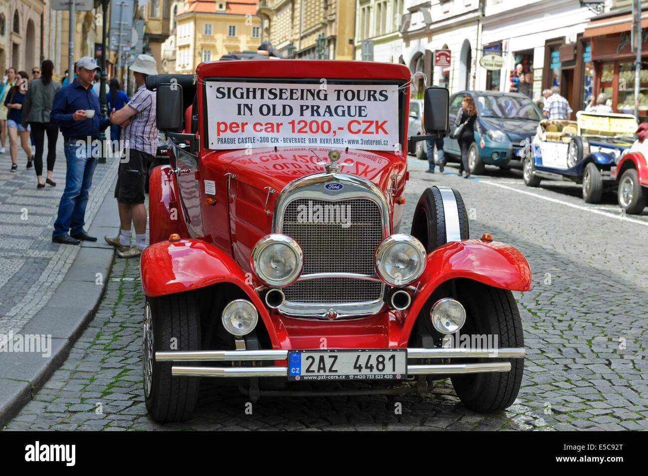 Maßgeschneiderte Autos zu mieten für Touristen, die City von Prag, Tschechische Republik zu erkunden. Stockfoto