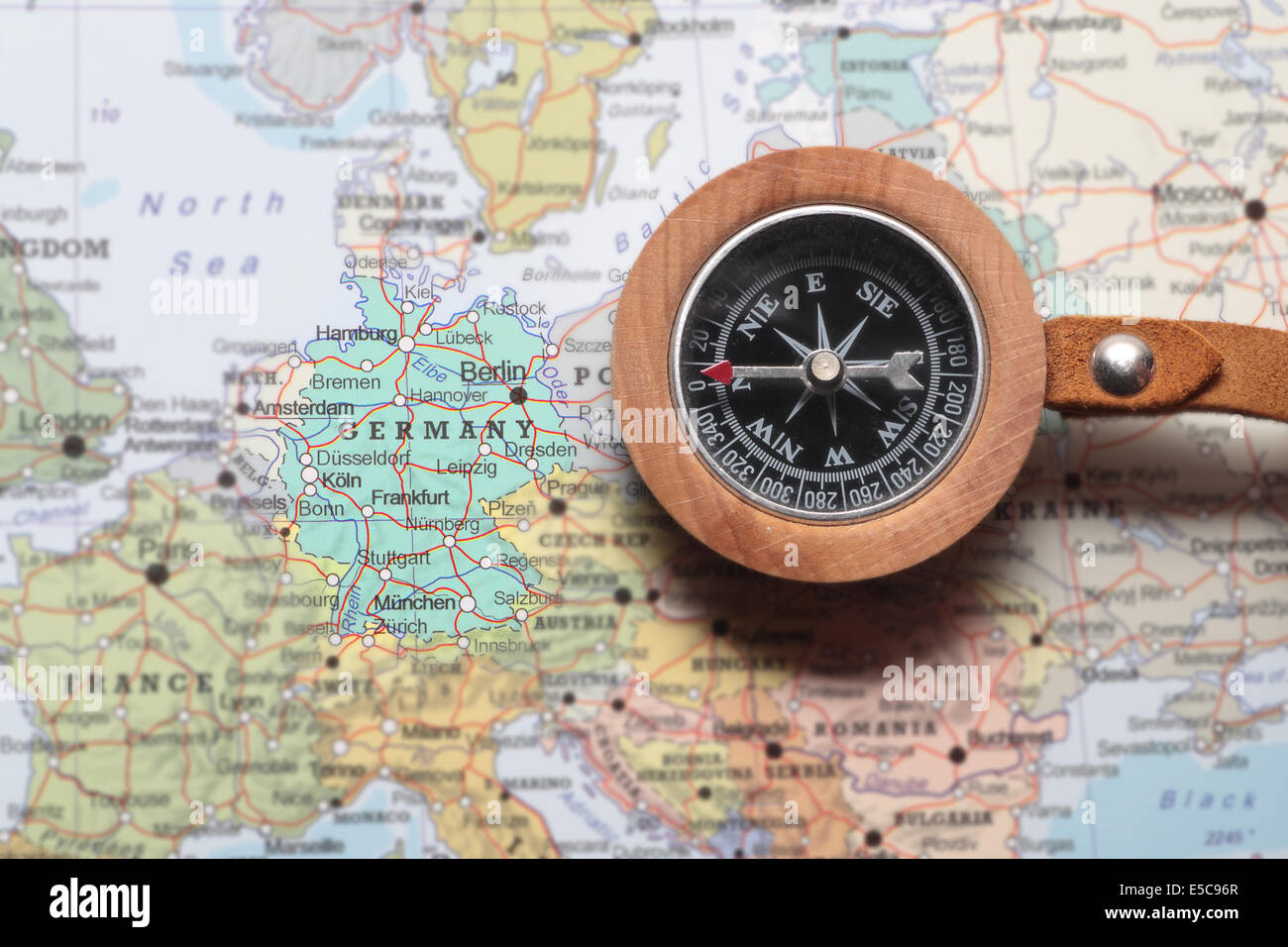 Kompass auf einer Karte zeigen Deutschland und planen eine Reise Wert Stockfoto