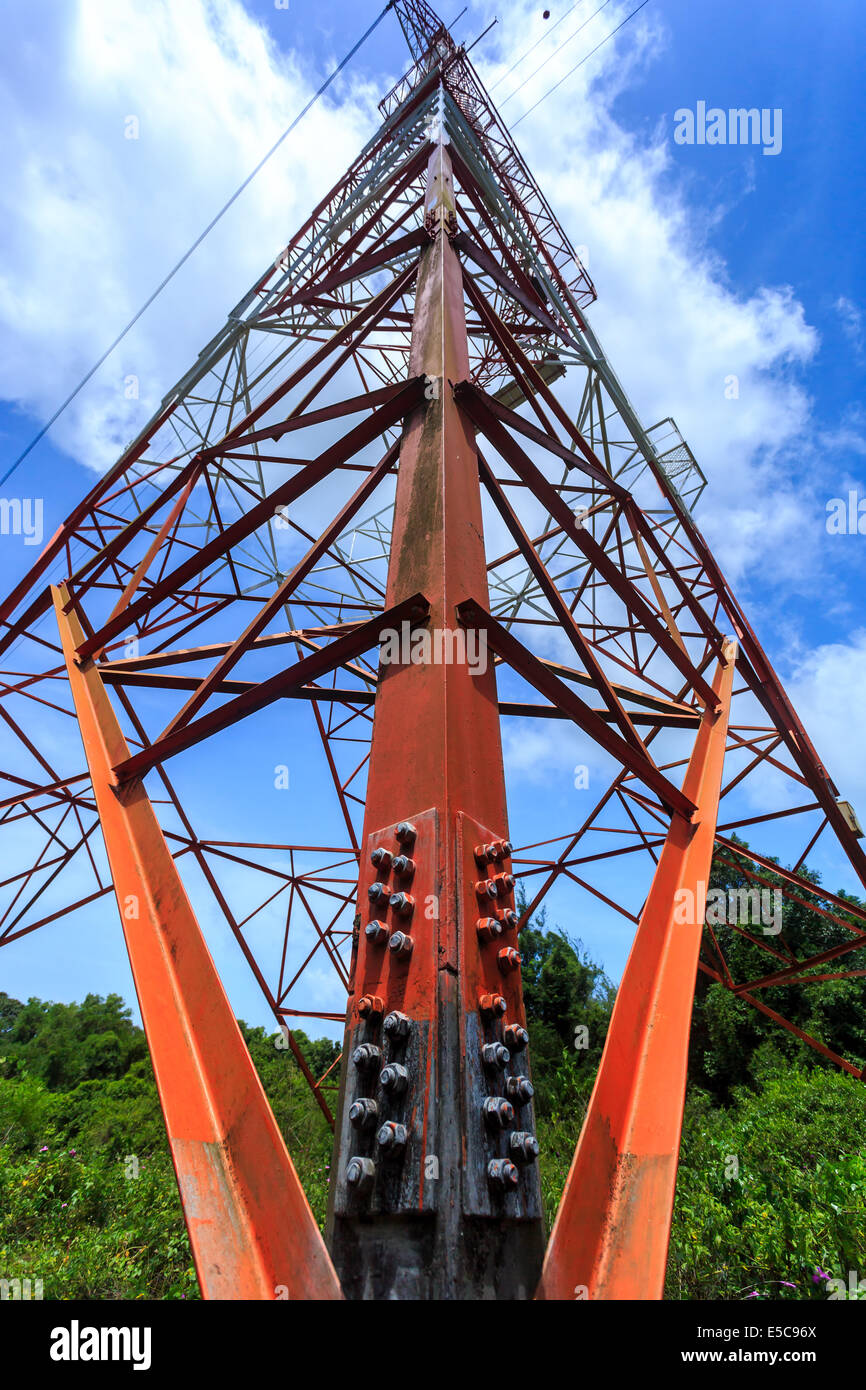 Super-Weitwinkel-Foto des Strommastes mit blauem Himmel Stockfoto