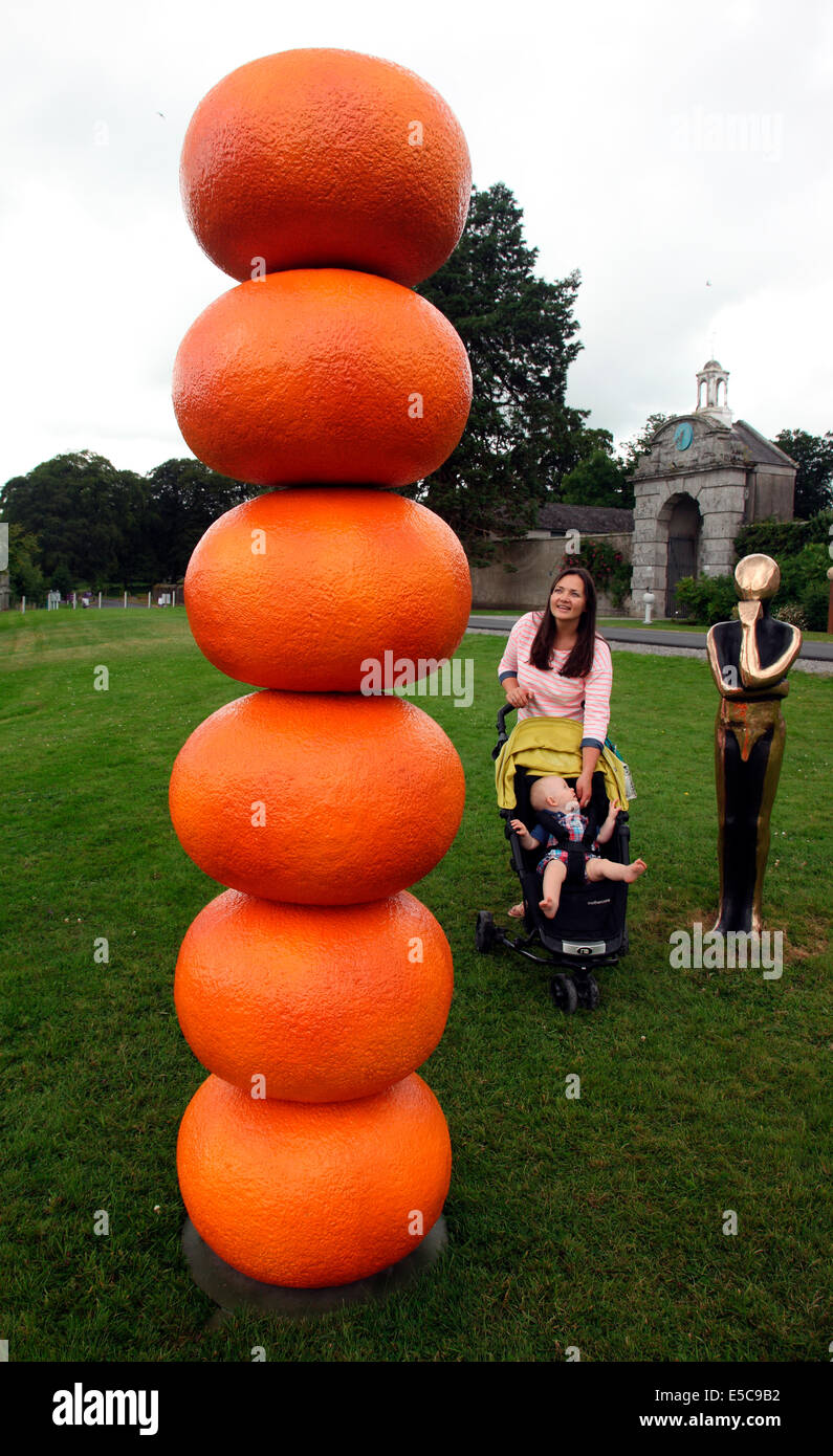 Mandarin-Turm, Bronze-Skulptur von Orla de Bri bewundert von Vanessa Murtagh und ihrem Sohn Claude Stockfoto