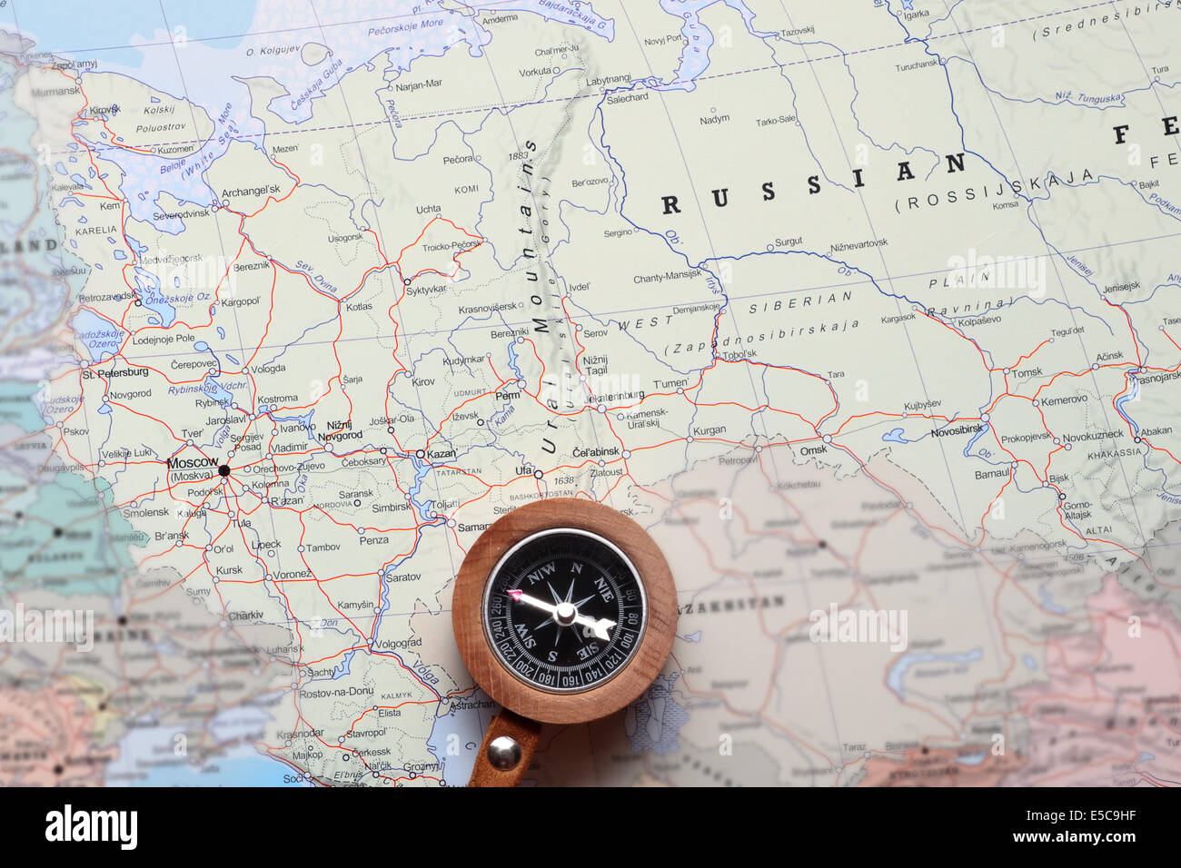 Kompass auf einer Karte auf Moskau Russland gerichtet, und planen eine Reise Wert Stockfoto