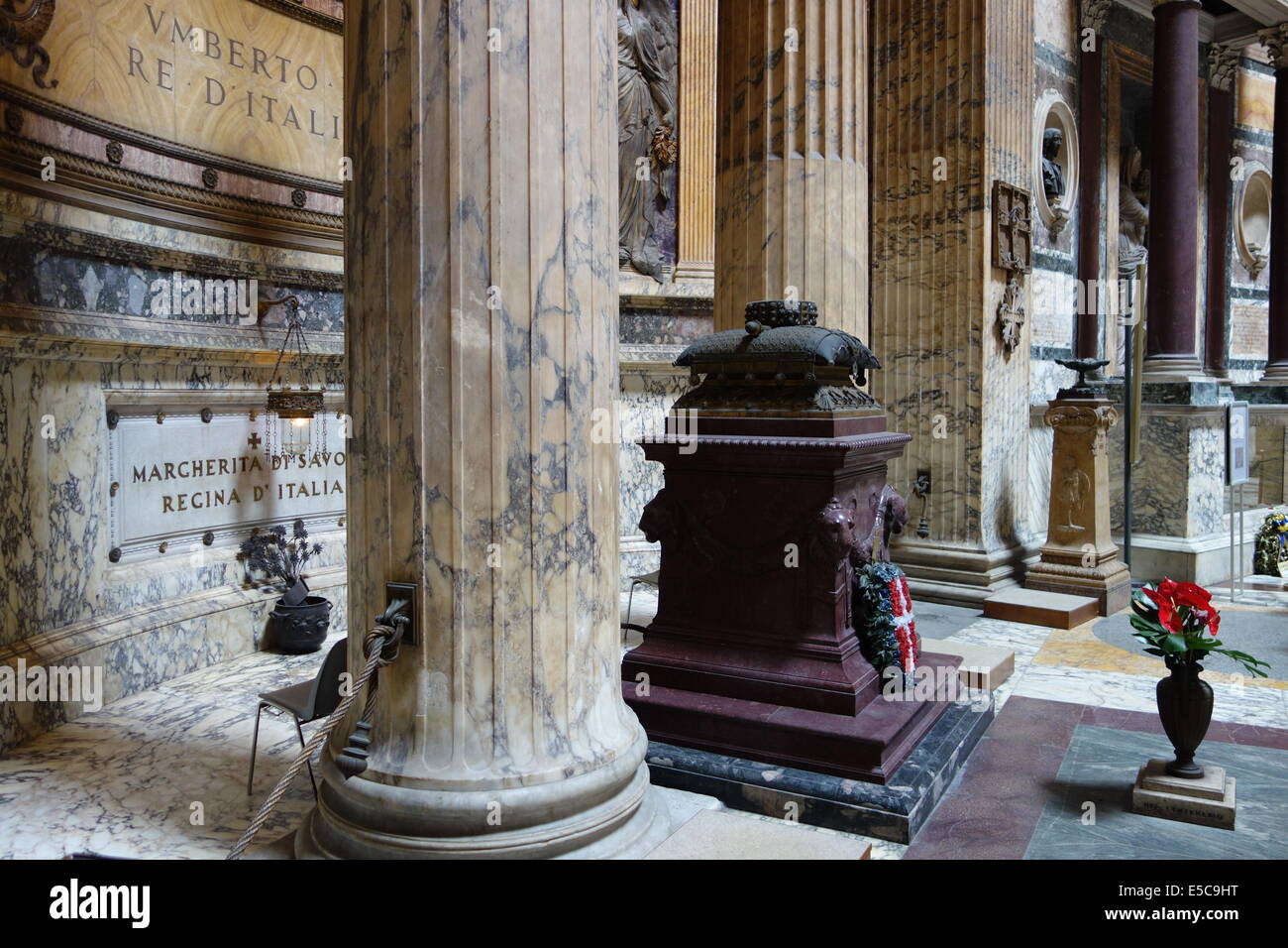 Gräber von Umberto I und Königin Margherita innen Pantheon Rom Italien Stockfoto