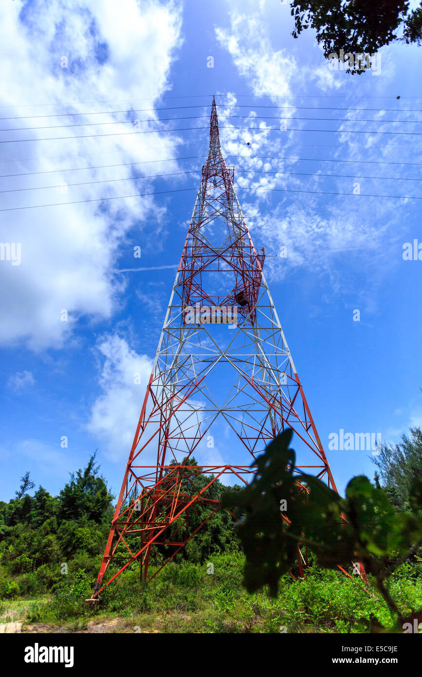 Super-Weitwinkel-Foto des Strommastes mit blauem Himmel und weißen Wolken Stockfoto