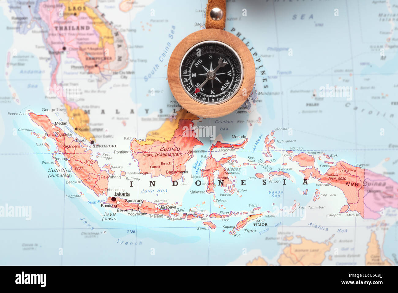 Kompass auf einer Karte zeigt auf Indonesien und planen eine Reise Wert Stockfoto