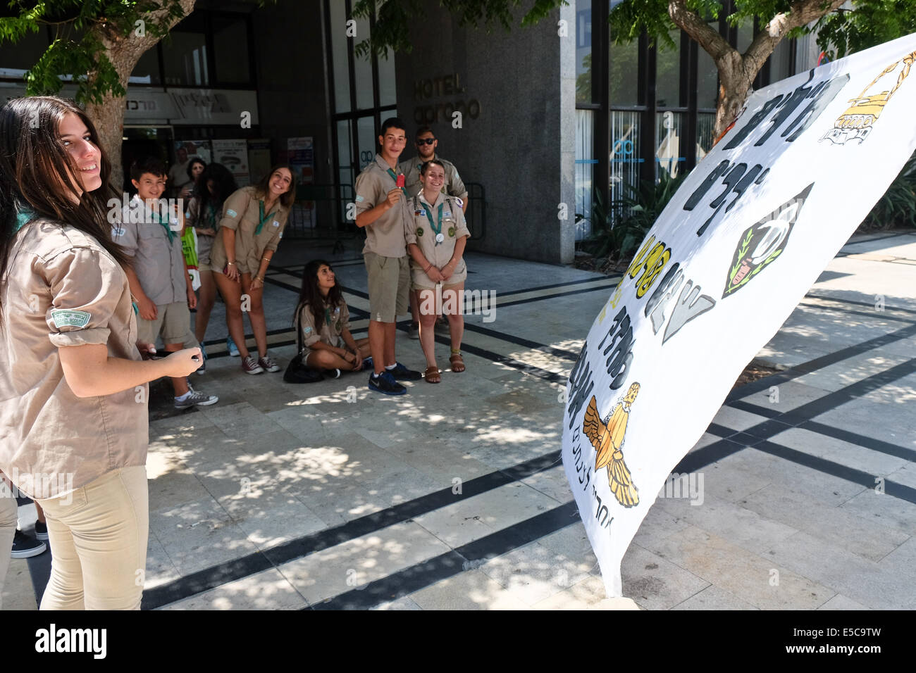 Jerusalem, Israel. 27. Juli 2014. Banner, Zeichnungen und Segnungen schmücken den Eingang zu dem Sheba Medical Center, Liebe und Unterstützung für israelische Soldaten verletzt im Gaza-Streifen. Bildnachweis: Nir Alon/Alamy Live-Nachrichten Stockfoto