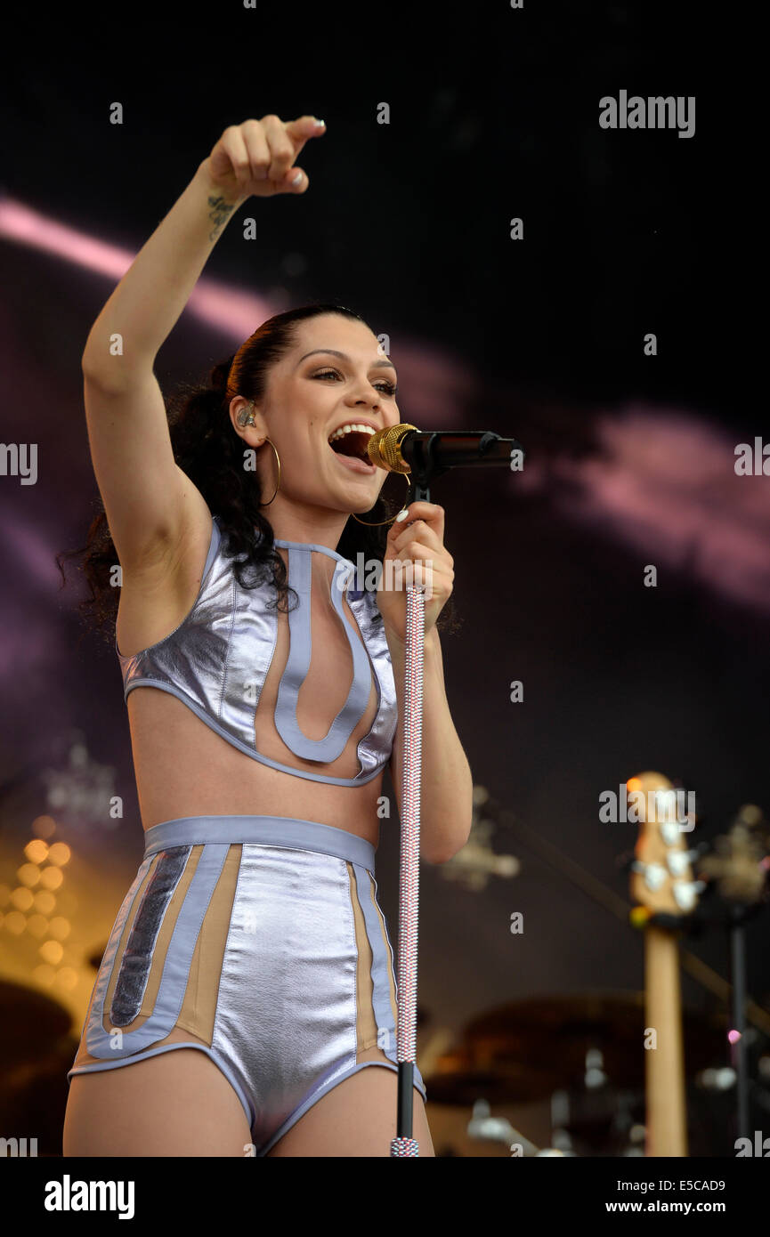 Carlisle, UK. 27. Juli 2014. Jessie J führt bei Carlisle Racecourse Bestandteil der Jockey Club Live Serie Sommer Pferderennen und live Musik: 27 Juli 2014 Credit: STUART WALKER/Alamy Live News Stockfoto