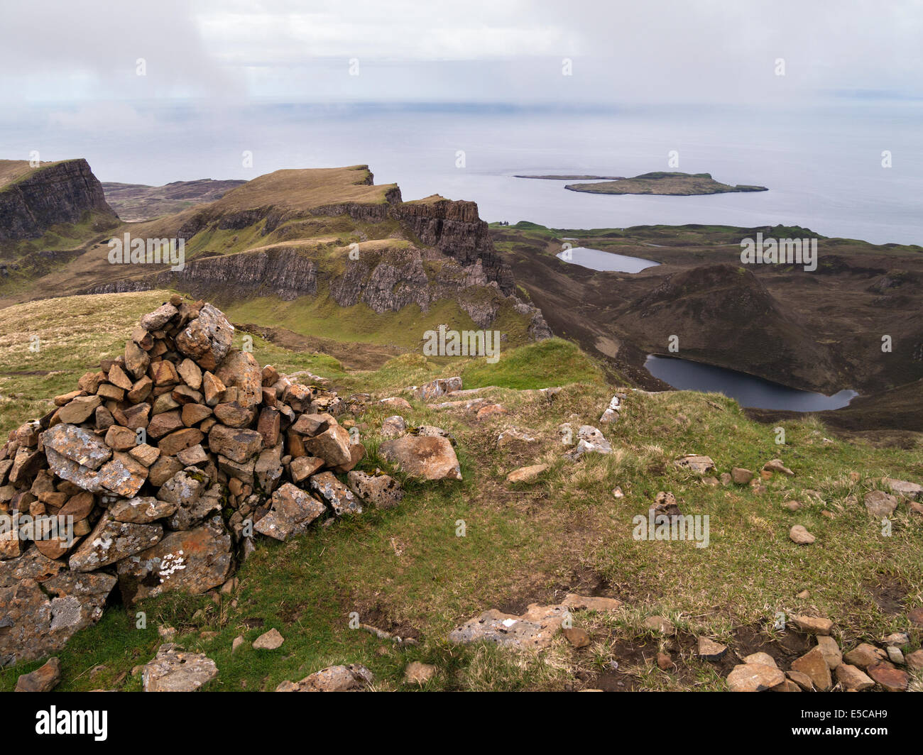 Gipfel Cairn von meall na suiramach und trotternish Ridge Mountains, flodigarry, quiraing, Isle of Skye, Schottland, Großbritannien Stockfoto