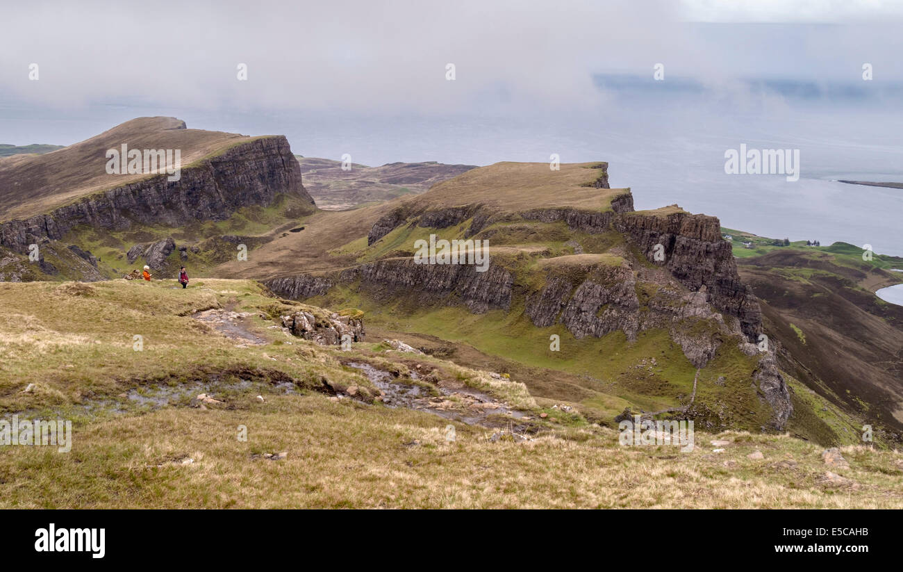 Wanderer unter dramatischen Berglandschaft von Trotternish Ridge in der Nähe von Flodigarry Trotternish, Isle Of Skye, Schottland Stockfoto
