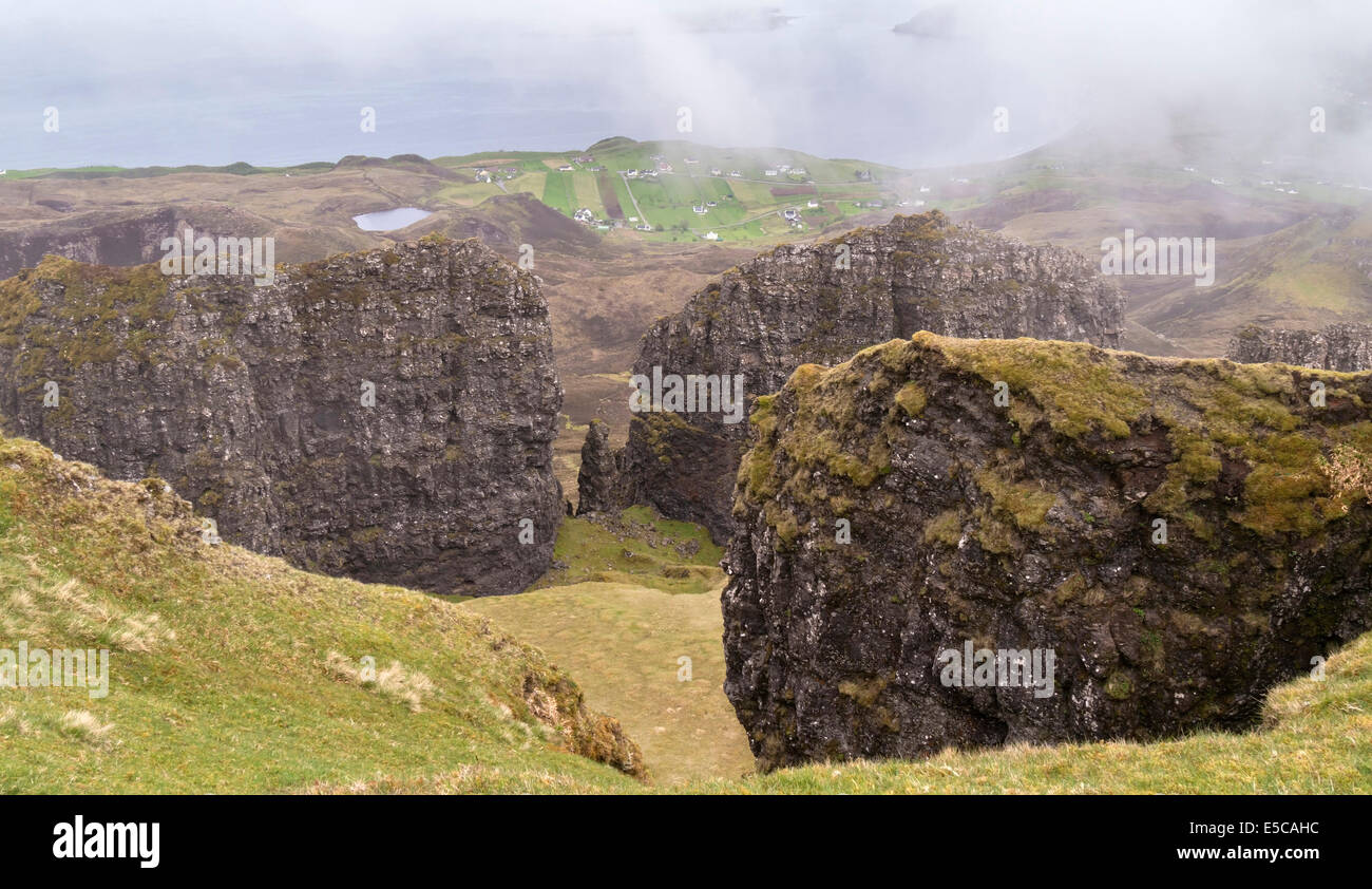 Rocky Mountain Felsen Der quiraing mit dem Küstenort staffin Jenseits, trotternish, Isle of Skye, Schottland, Großbritannien Stockfoto