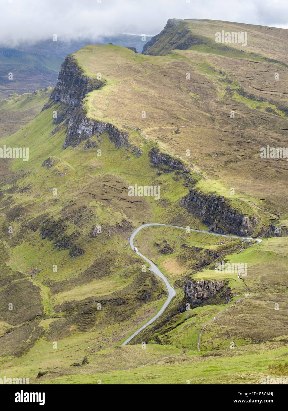 Blick vom Quiraing Blick nach Süden entlang Trotternish Ridge mit der kurvenreiche Bergstrasse unten, Isle Of Skye, Schottland, UK Stockfoto