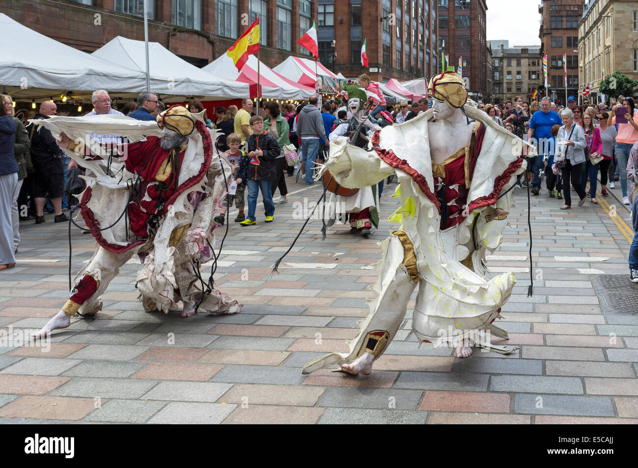 Straßenkünstler Auftritt beim Merchant City Festival während der Commonwealth Games, Glasgow, Schottland, UK Stockfoto