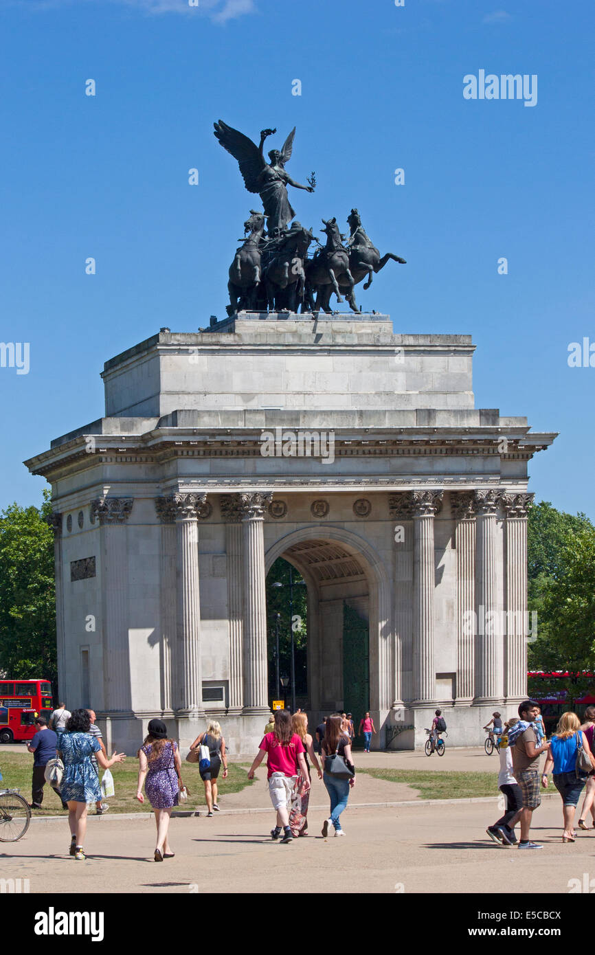 Wellington Arch am Hyde Park Corner, London, von Decimus Burton entworfen. Gekrönt durch die größte Bronzestatue in Europa. Stockfoto