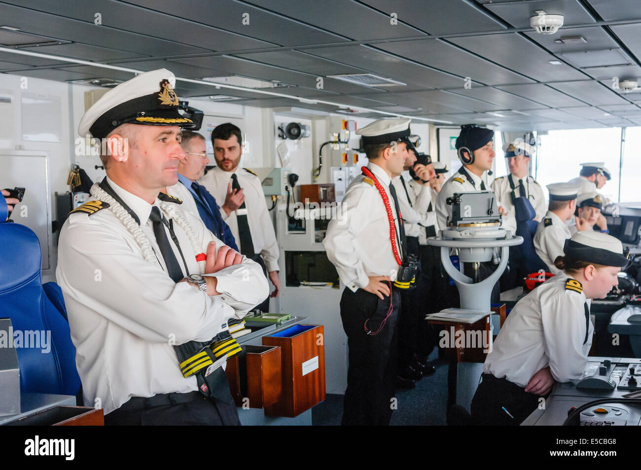 Belfast, Nordirland. 26.07.2014 - beobachtet Kommandant James Stride den Ansatz, wie er das neueste Schiff der Royal Navy, der Art 45 Zerstörer HMS Duncan in ihrer Wahlheimat Stadt Belfast für einen dreitägigen Besuch Kapitäne. Bildnachweis: Stephen Barnes/Alamy Live-Nachrichten Stockfoto