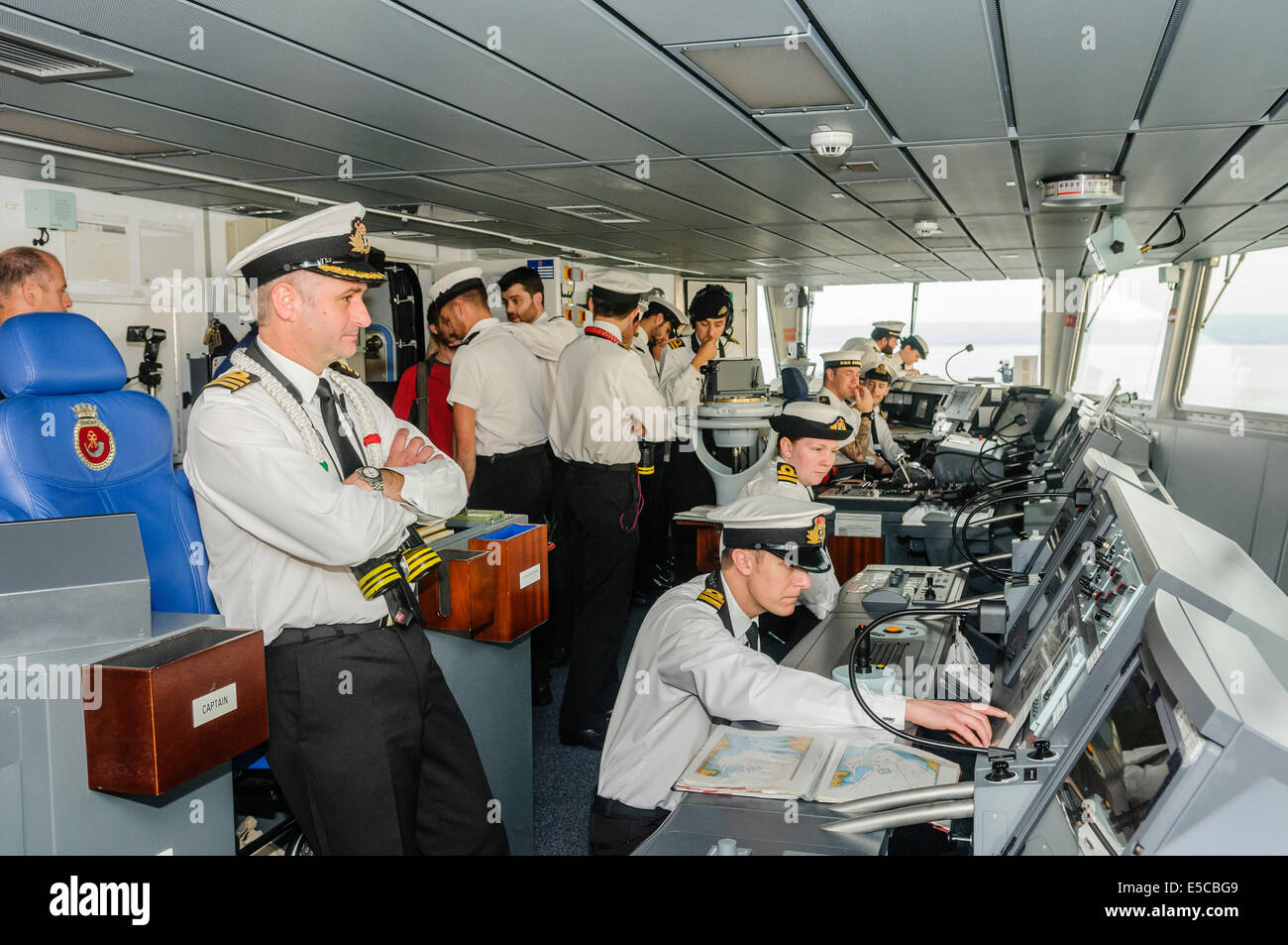 Belfast, Nordirland. 26.07.2014 - beobachtet Kommandant James Stride den Ansatz, wie er das neueste Schiff der Royal Navy, der Art 45 Zerstörer HMS Duncan in ihrer Wahlheimat Stadt Belfast für einen dreitägigen Besuch Kapitäne. Bildnachweis: Stephen Barnes/Alamy Live-Nachrichten Stockfoto