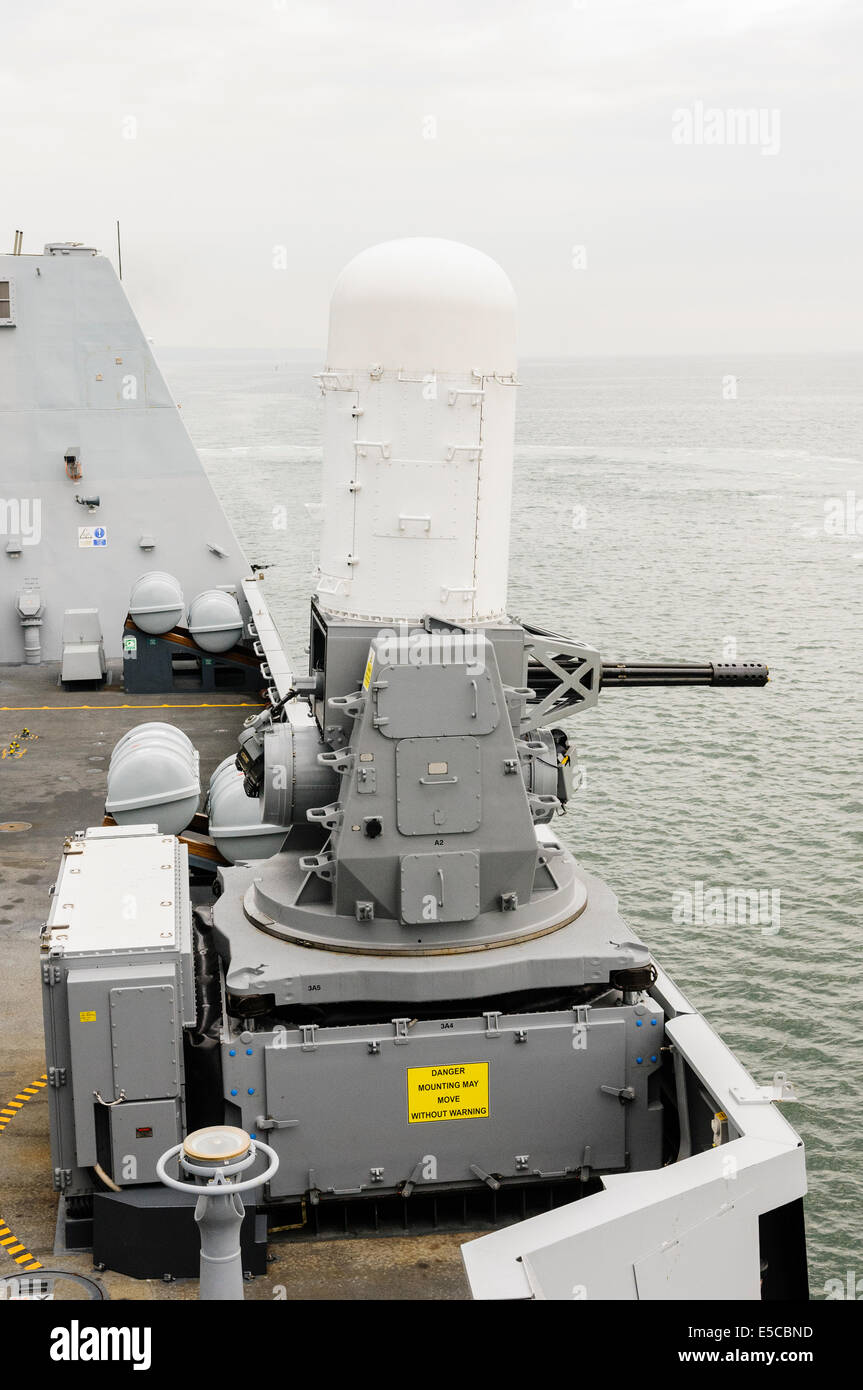 Belfast, Nordirland. 26.07.2014 - Phalanx Close-in Waffe Systems (CIWS) Abwehr Anti-Schiff-Raketen auf der Art 45 Zerstörer HMS Duncan Credit: Stephen Barnes/Alamy Live News Stockfoto