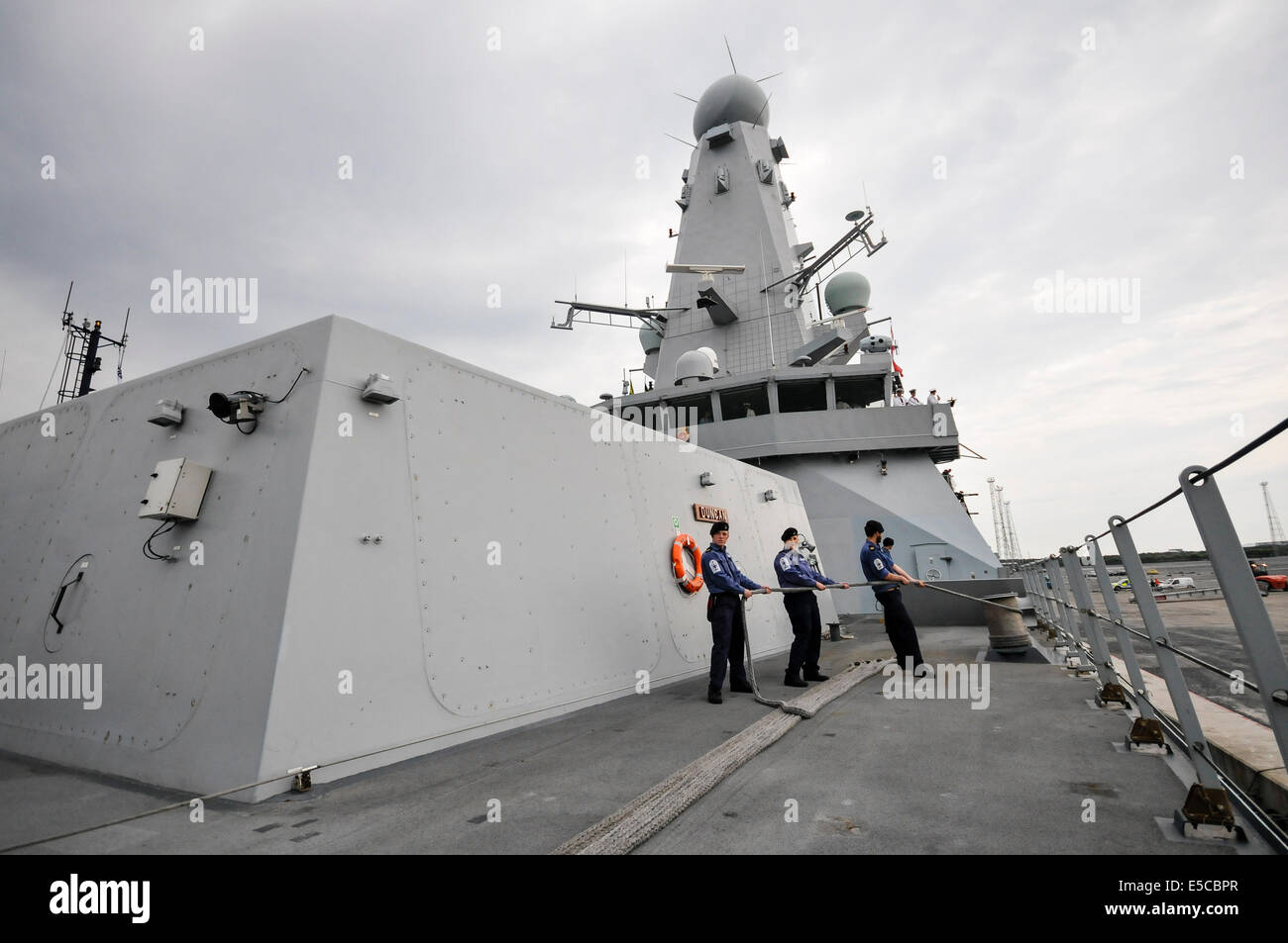 Belfast, Nordirland. 26.07.2014 - bodied drei können Seeleute Sicht am wichtigsten Liegeplatz Seil des Art 45 Zerstörer HMS Duncan, wie sie in ihrer Wahlheimat Stadt Belfast für einen dreitägigen Besuch kommt. Bildnachweis: Stephen Barnes/Alamy Live-Nachrichten Stockfoto