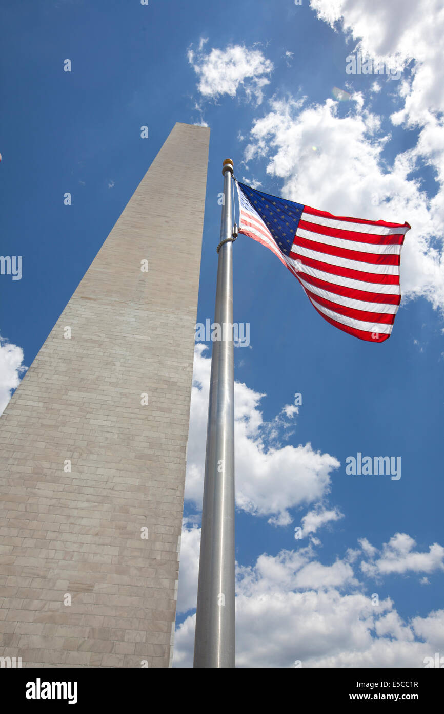 Washington Monument mit Flagge Stockfoto