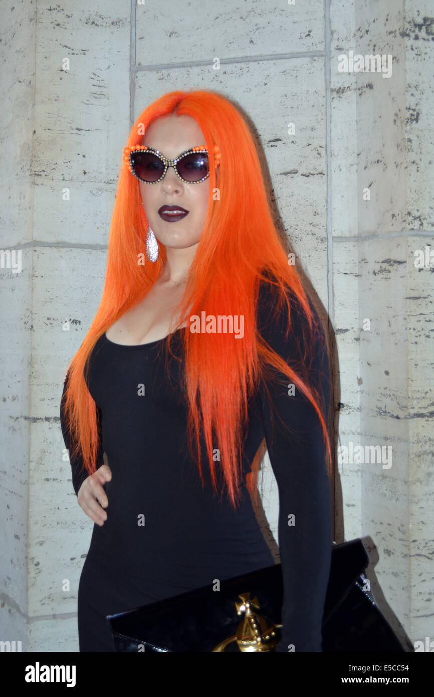 Porträt einer Frau in einem hellen orange Perücke auf der Fashion Week in New York City. Stockfoto