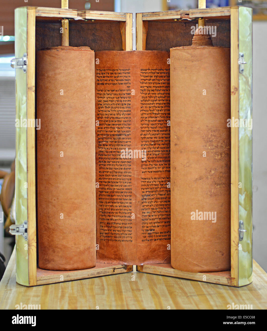 Ein 19. Jahrhundert Sephardic jüdischen Torah geschrieben auf Pergament aus Hirschleder gefertigt. Stockfoto