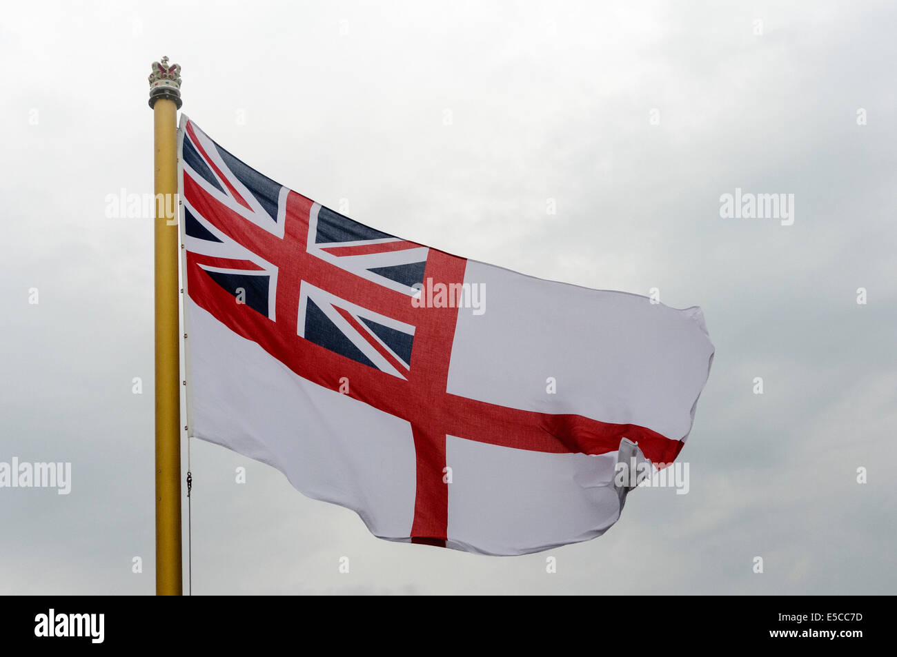 Belfast, Nordirland. 26/07/2014 - der Weiße Fähnrich fliegt auf einem Schiff der Royal Navy. Kredit: Stephen Barnes/Alamy News Stockfoto