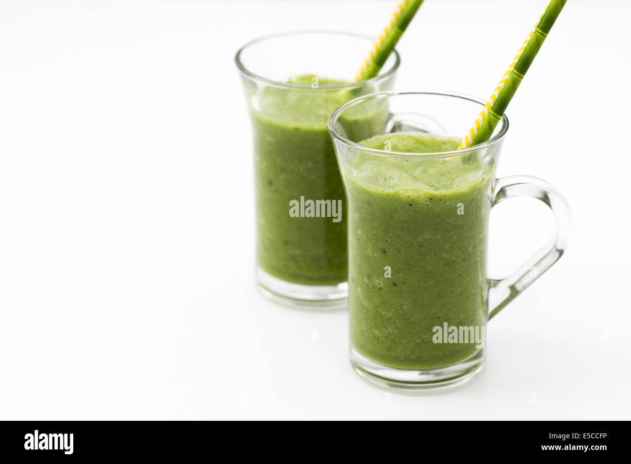 Zwei grüne Smoothies in Tassen aus Glas. Stockfoto