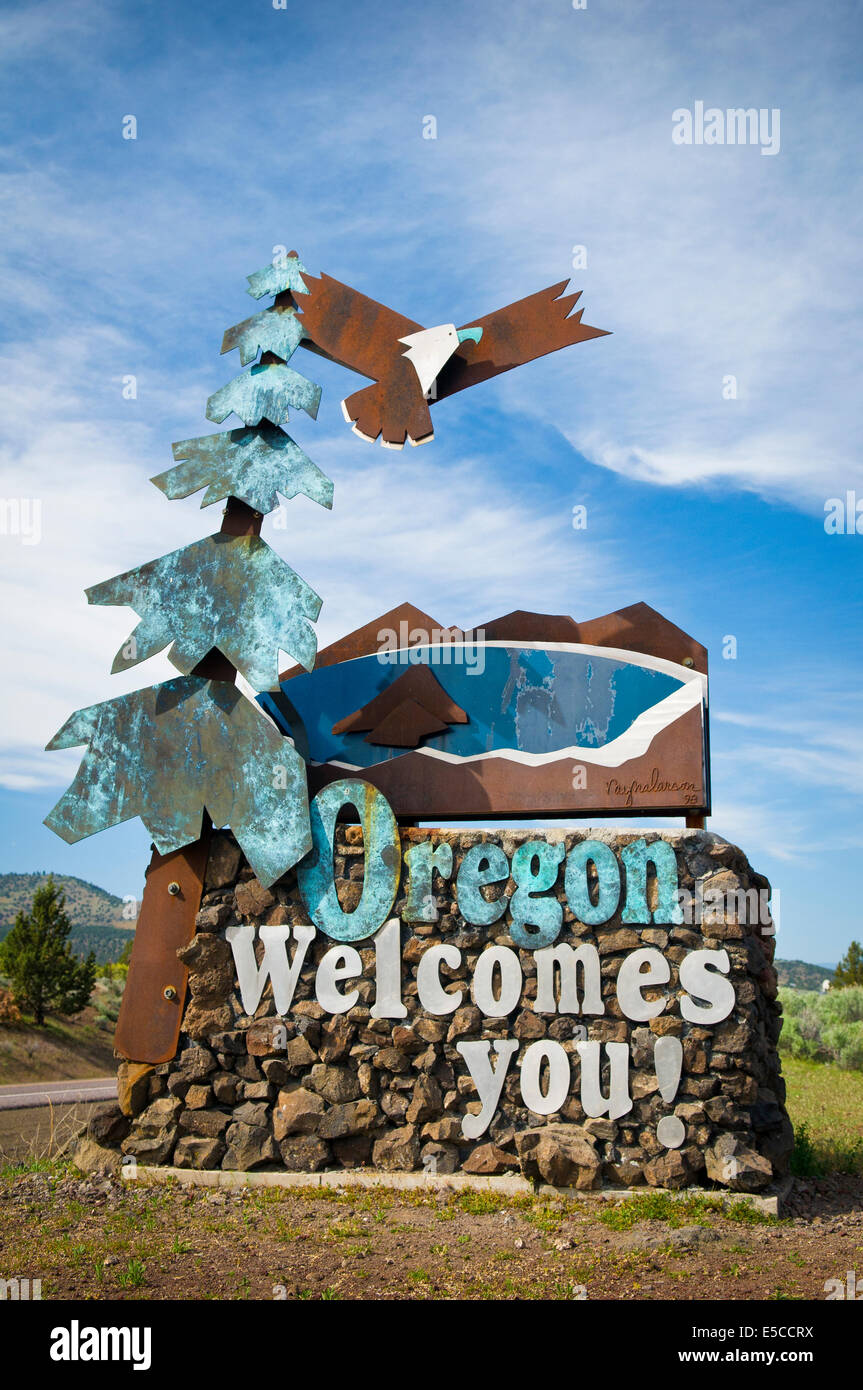 "Oregon begrüßt Sie" Anmelden an Kalifornien-Oregon Grenze am Highway 97 in der Nähe von Klamath Falls, Oregon. Stockfoto