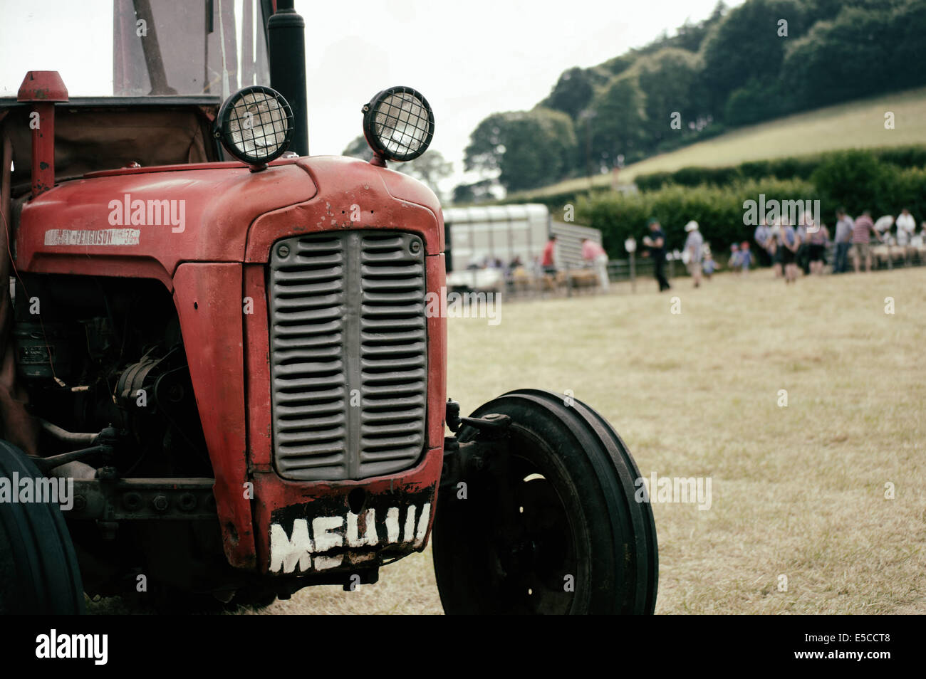 Oldtimer-rote Traktor im Dorf Messe Stockfoto