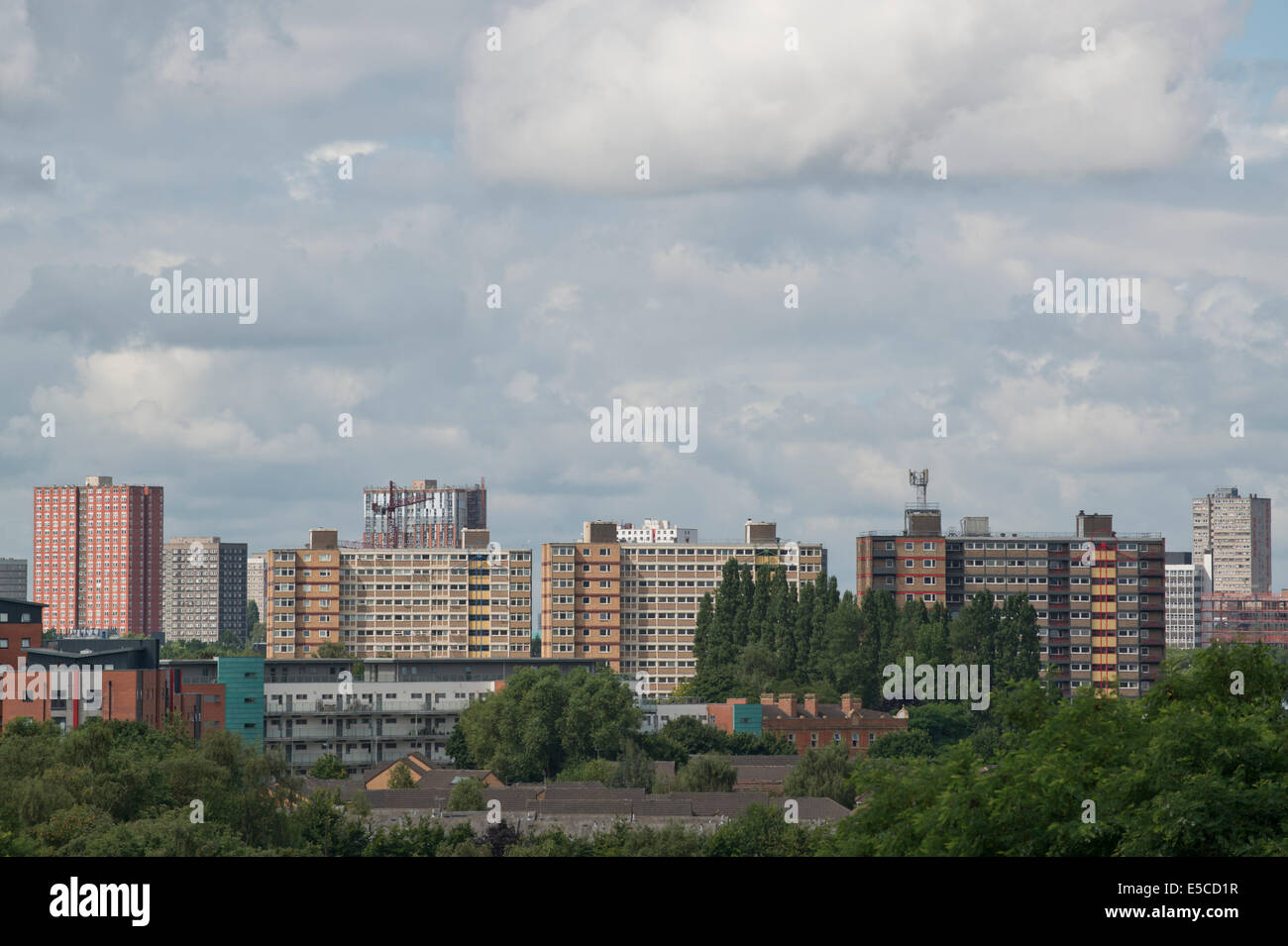 Die Skyline von Pendleton Bereich der Greater Manchester Stadt Salford, mit High-Rise Wohnungen an einem bewölkten Tag bewölkt. Stockfoto
