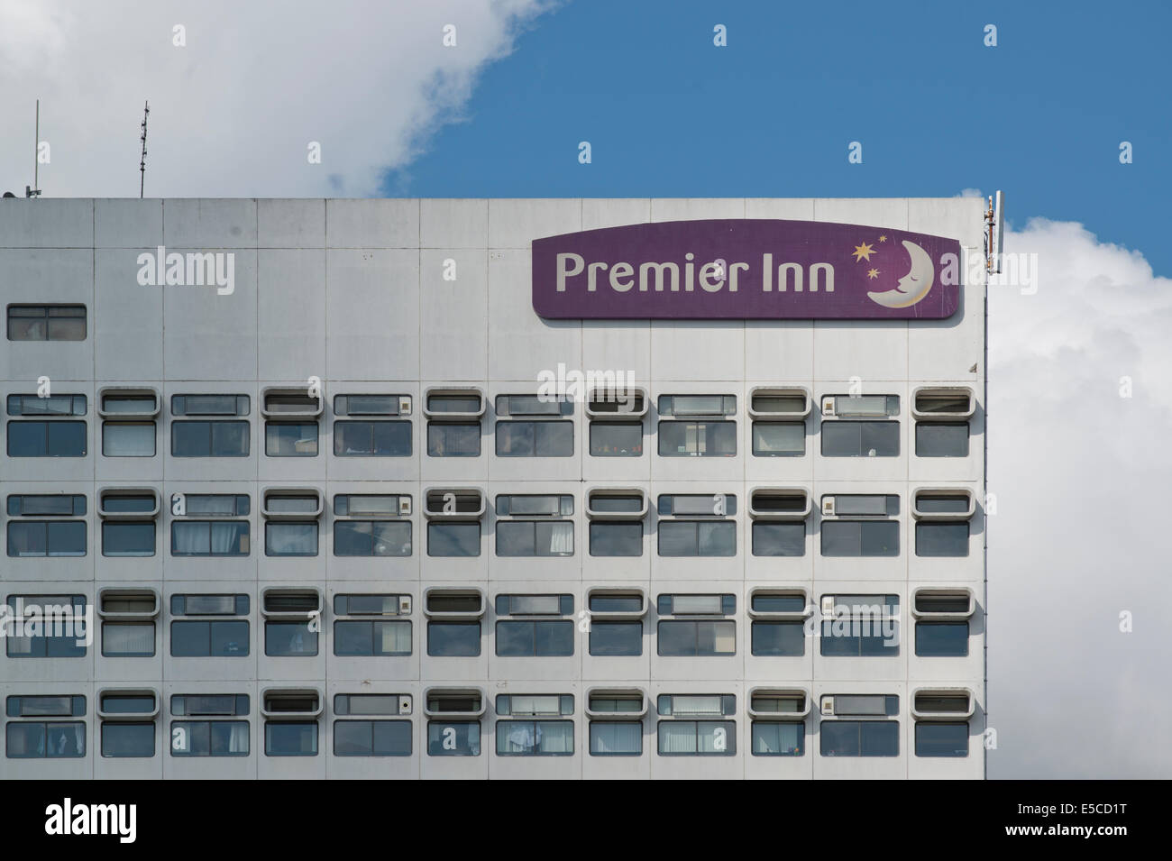 Logo des Premier Inn, Nordturm aufbauend auf Victoria Bridge Street, Salford, Greater Manchester. (Nur zur redaktionellen Verwendung). Stockfoto