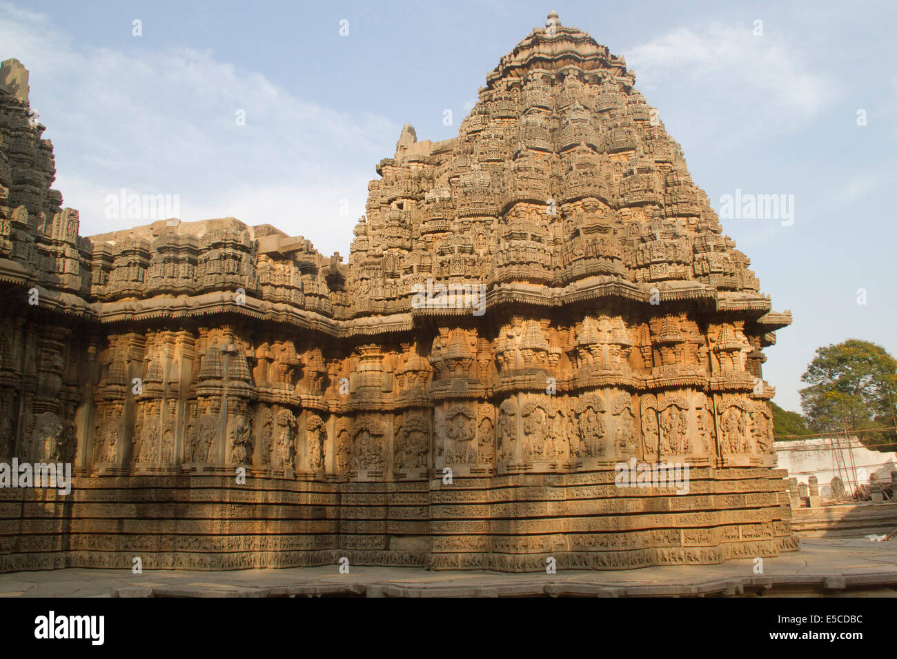 Keshav Tempel mit Steinmetzarbeiten, gebaut im Jahre 1268 bedeckt ist eines der besten Beispiele der Hoyala Architektur. Somnathpur, Indien Stockfoto