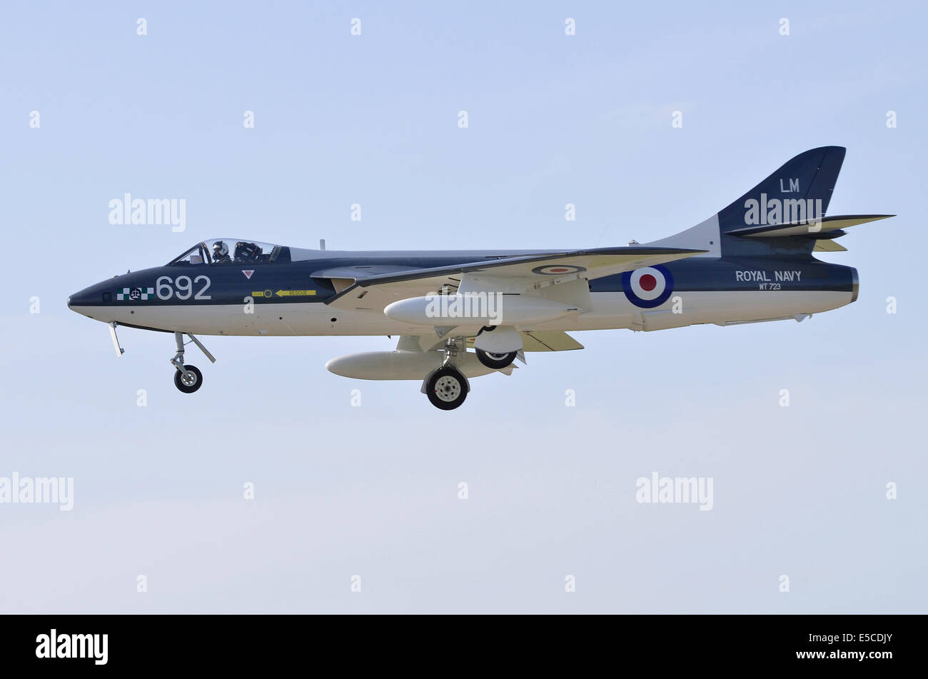 Hawker Hunter PR11 in Royal Navy Farben im Landeanflug auf der Farnborough Airshow 2014 Stockfoto