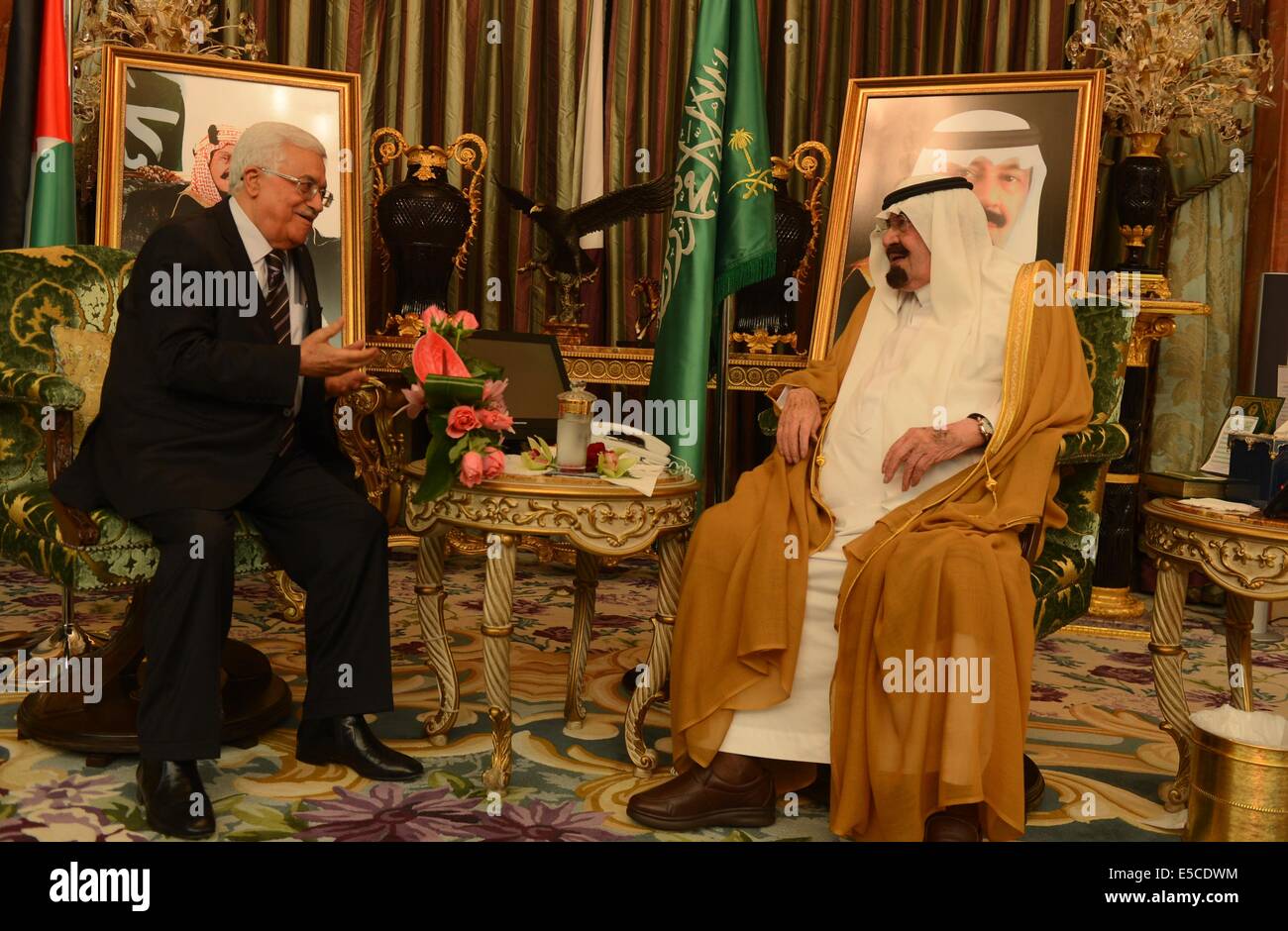 Dschidda. 27. Juli 2014. Der palästinensische Präsident Mahmoud Abbas(L) trifft sich mit Saudi-Arabiens König Abdullah bin Abdulaziz al-Saud, in Jeddah, Saudi Arabien, am 27. Juli 2014. © Xinhua/Alamy Live-Nachrichten Stockfoto