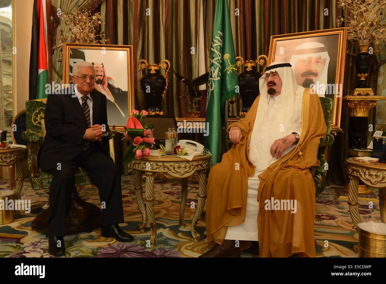 Dschidda. 27. Juli 2014. Der palästinensische Präsident Mahmoud Abbas(L) trifft sich mit Saudi-Arabiens König Abdullah bin Abdulaziz al-Saud, in Jeddah, Saudi Arabien, am 27. Juli 2014. © Xinhua/Alamy Live-Nachrichten Stockfoto